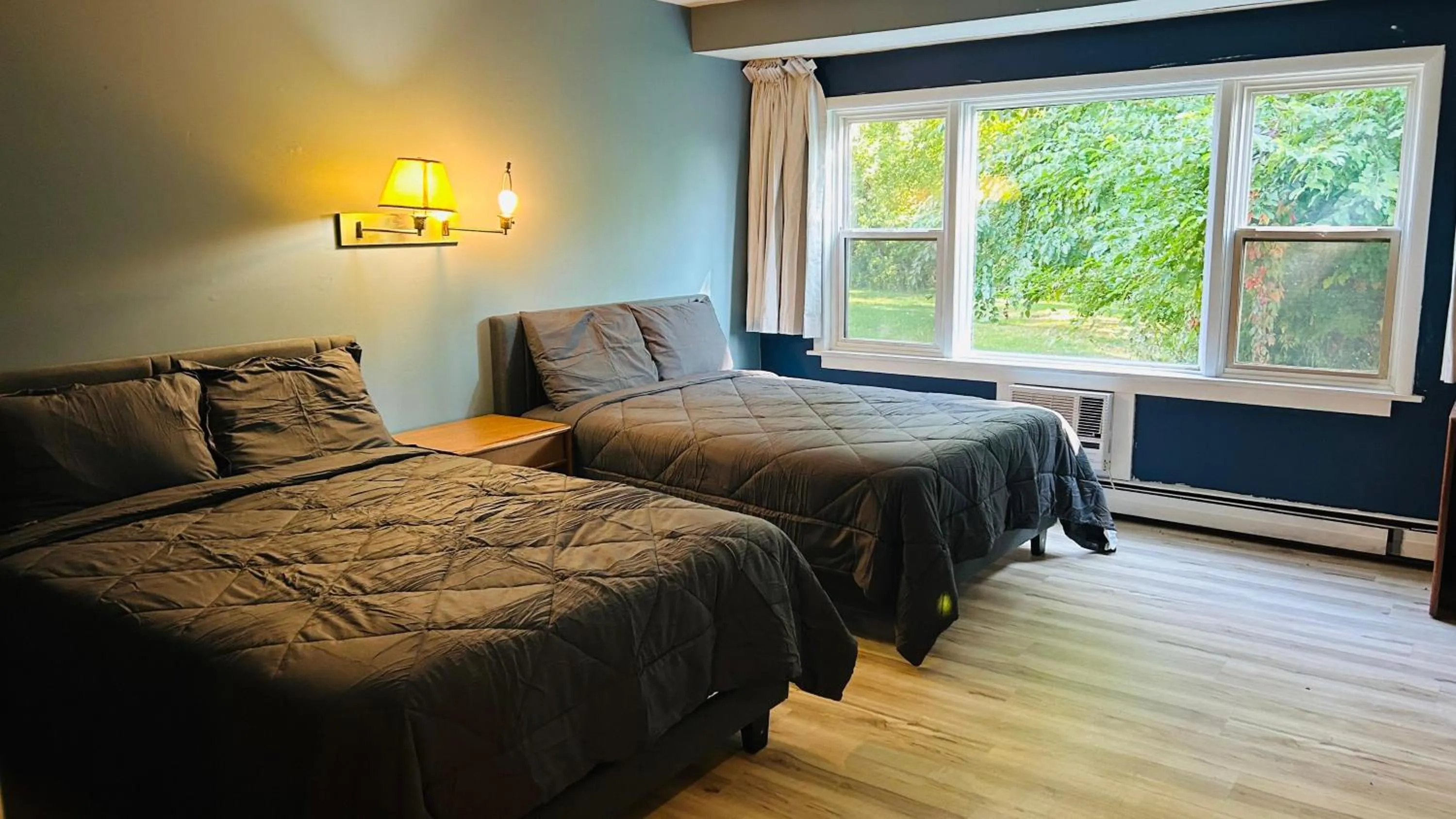 Bedroom, Bed in Capital O Swan Inn Comstock Park