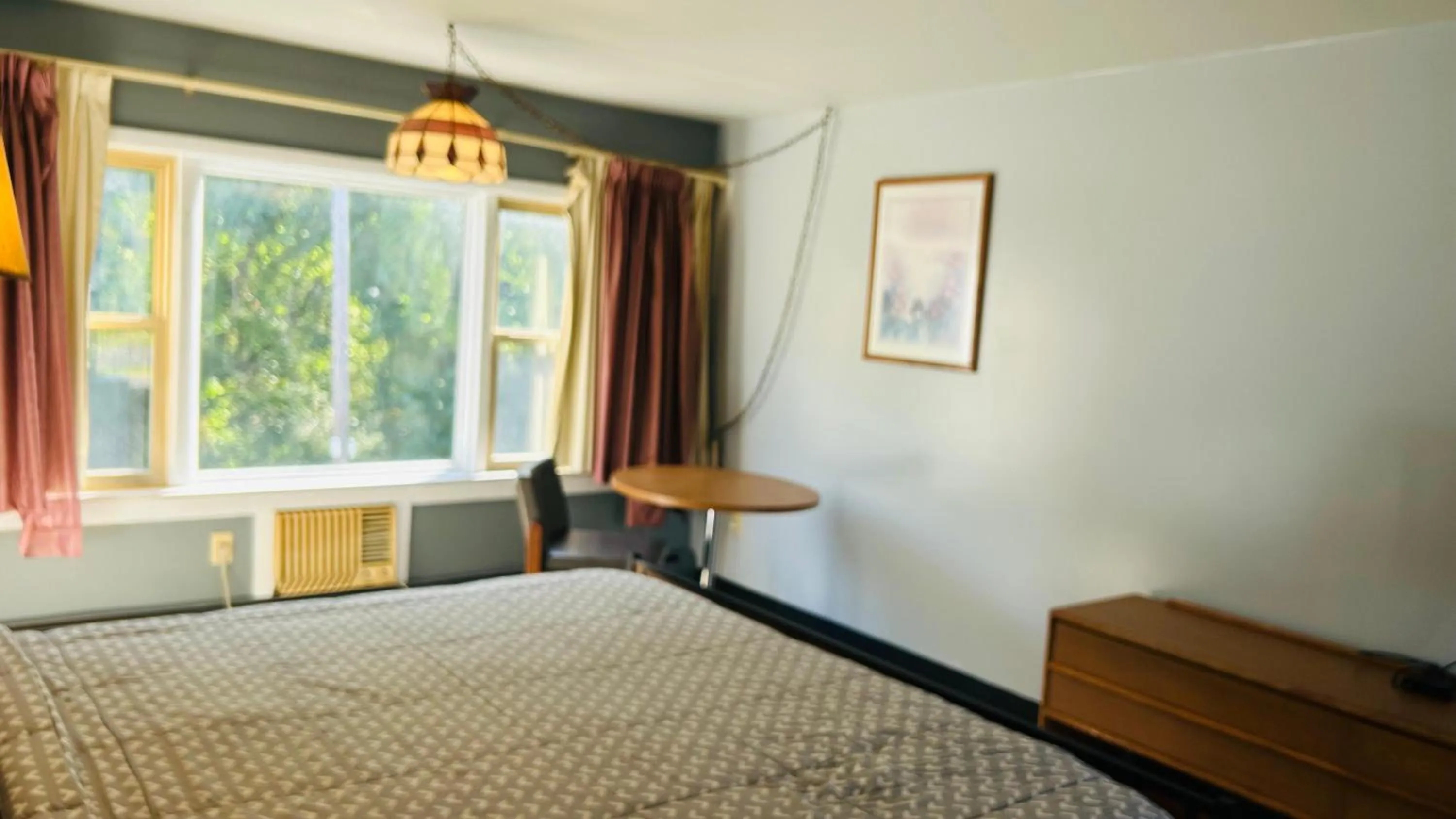 Bedroom, Bed in Capital O Swan Inn Comstock Park