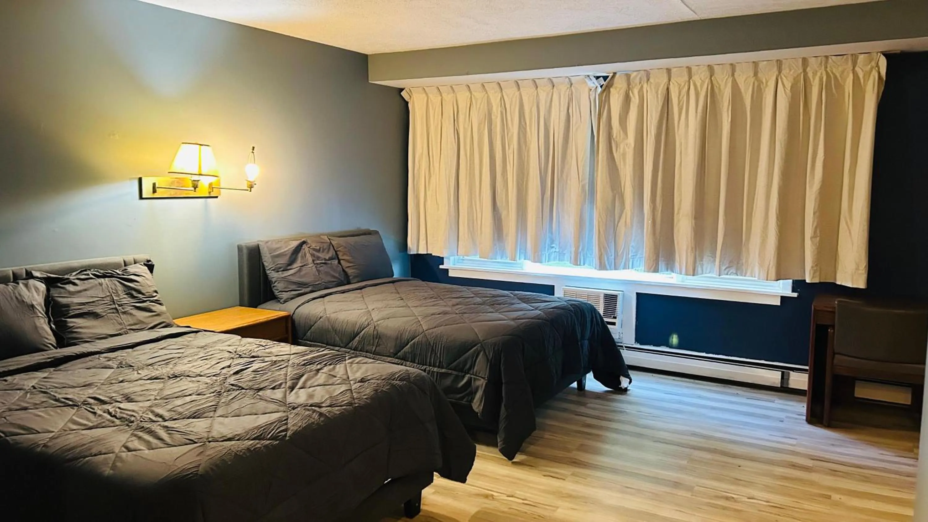 Bedroom, Bed in Capital O Swan Inn Comstock Park