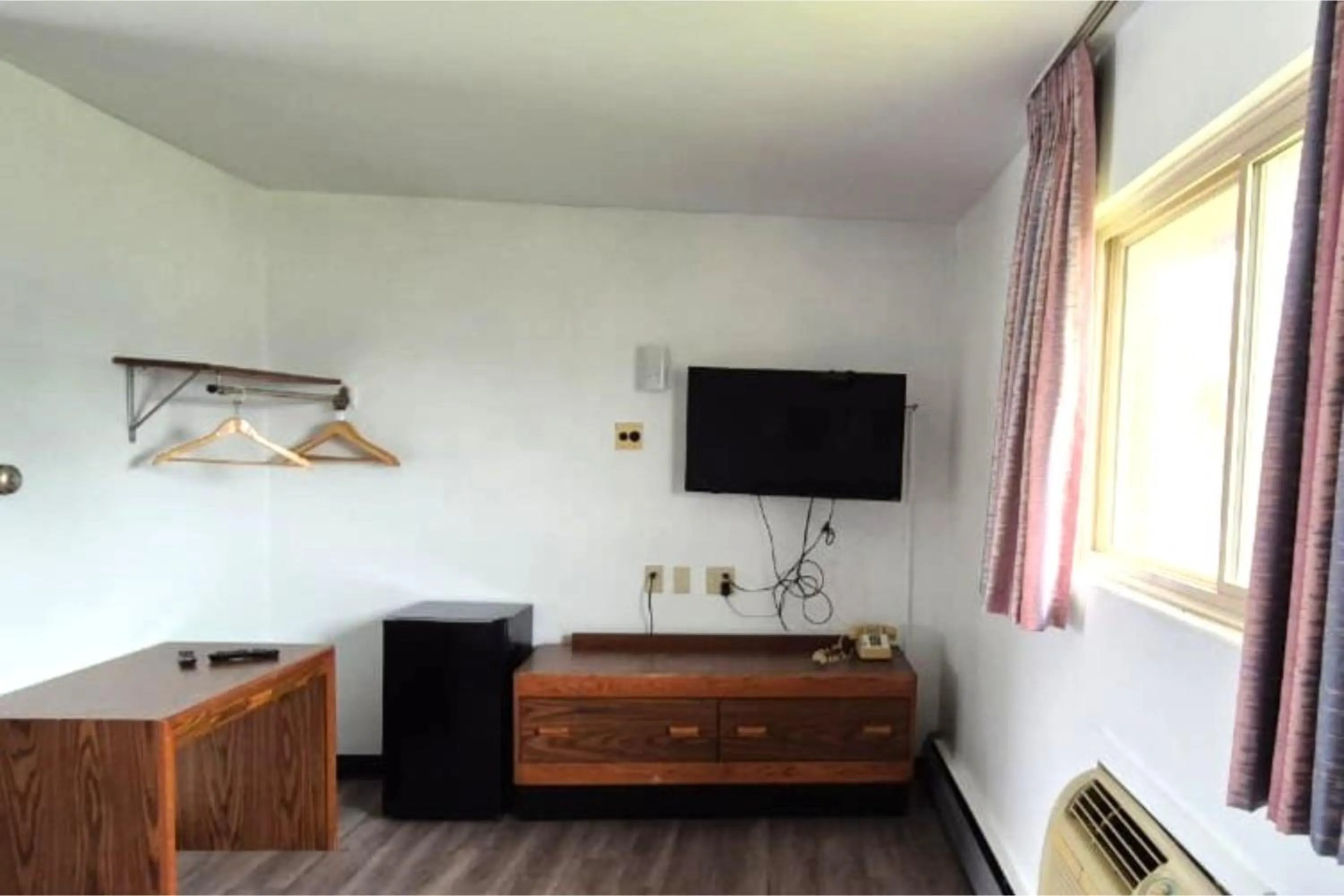 TV and multimedia in Capital O Swan Inn Comstock Park