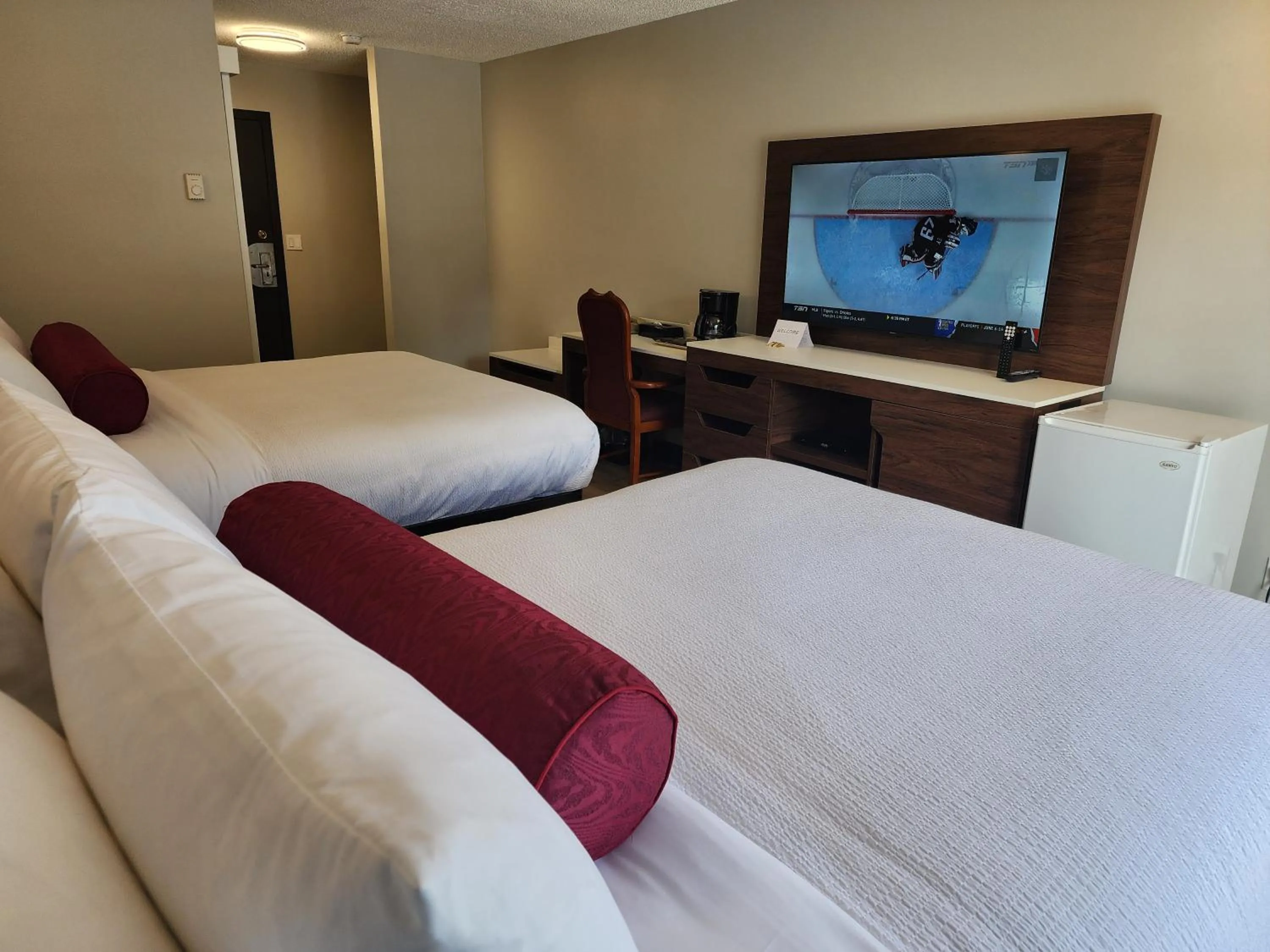 Bedroom, Bed in Inn The Mountains