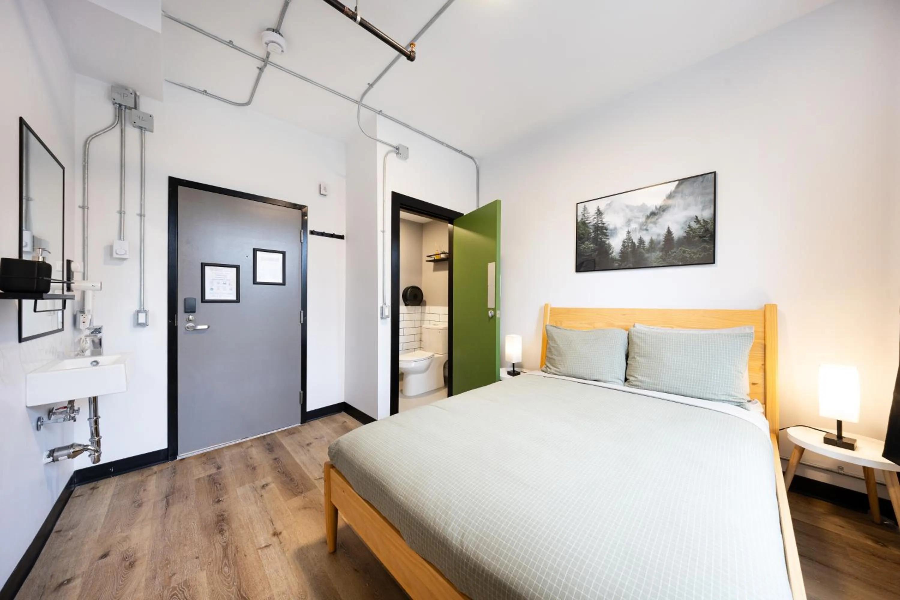 Photo of the whole room, Bed in Samesun Vancouver