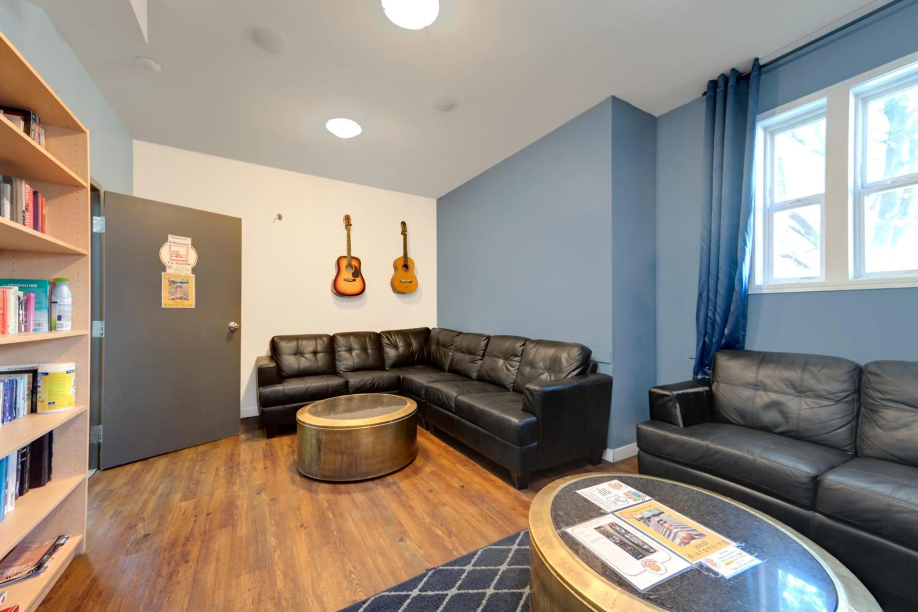 Communal lounge/ TV room in Samesun Kelowna