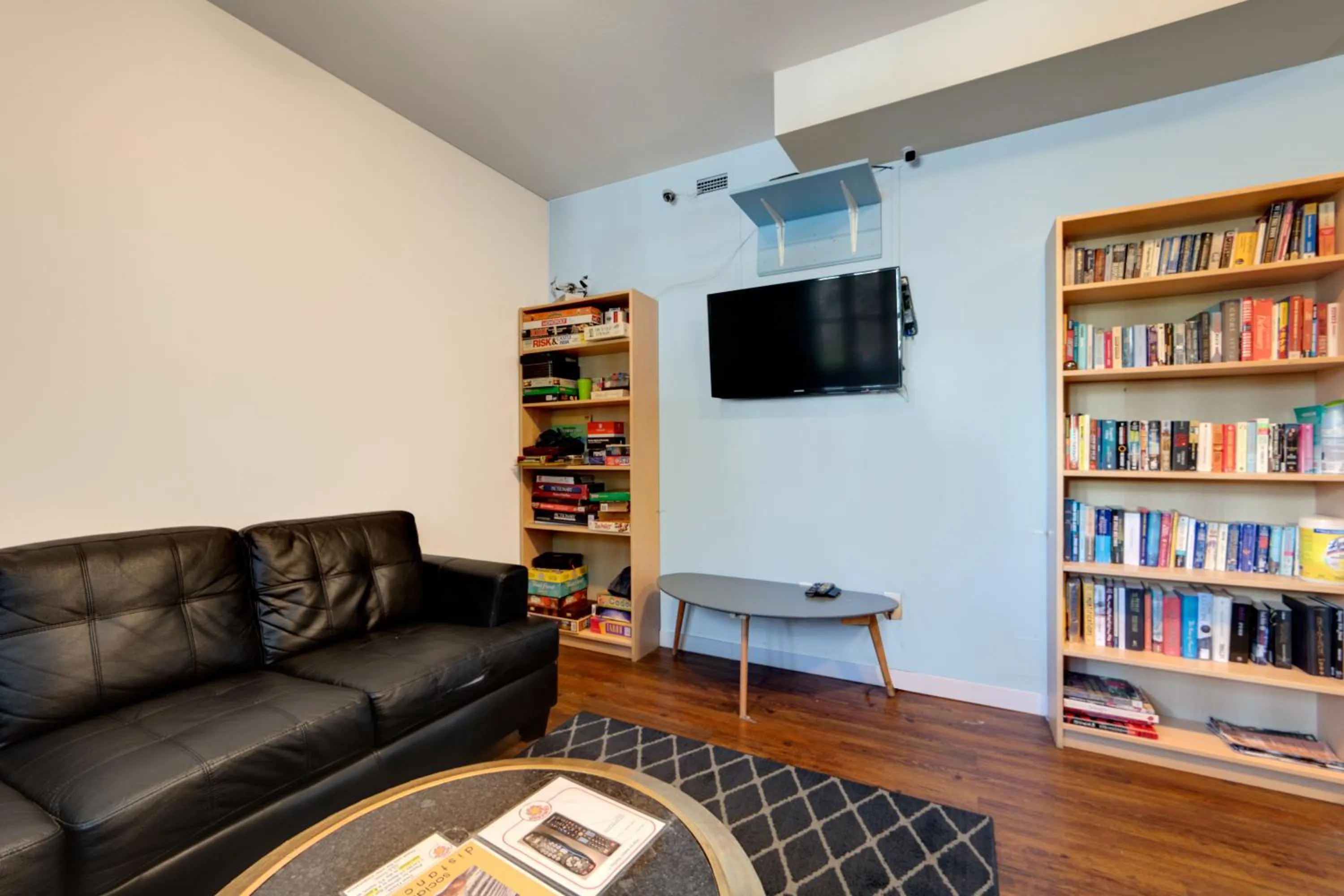 Communal lounge/ TV room in Samesun Kelowna