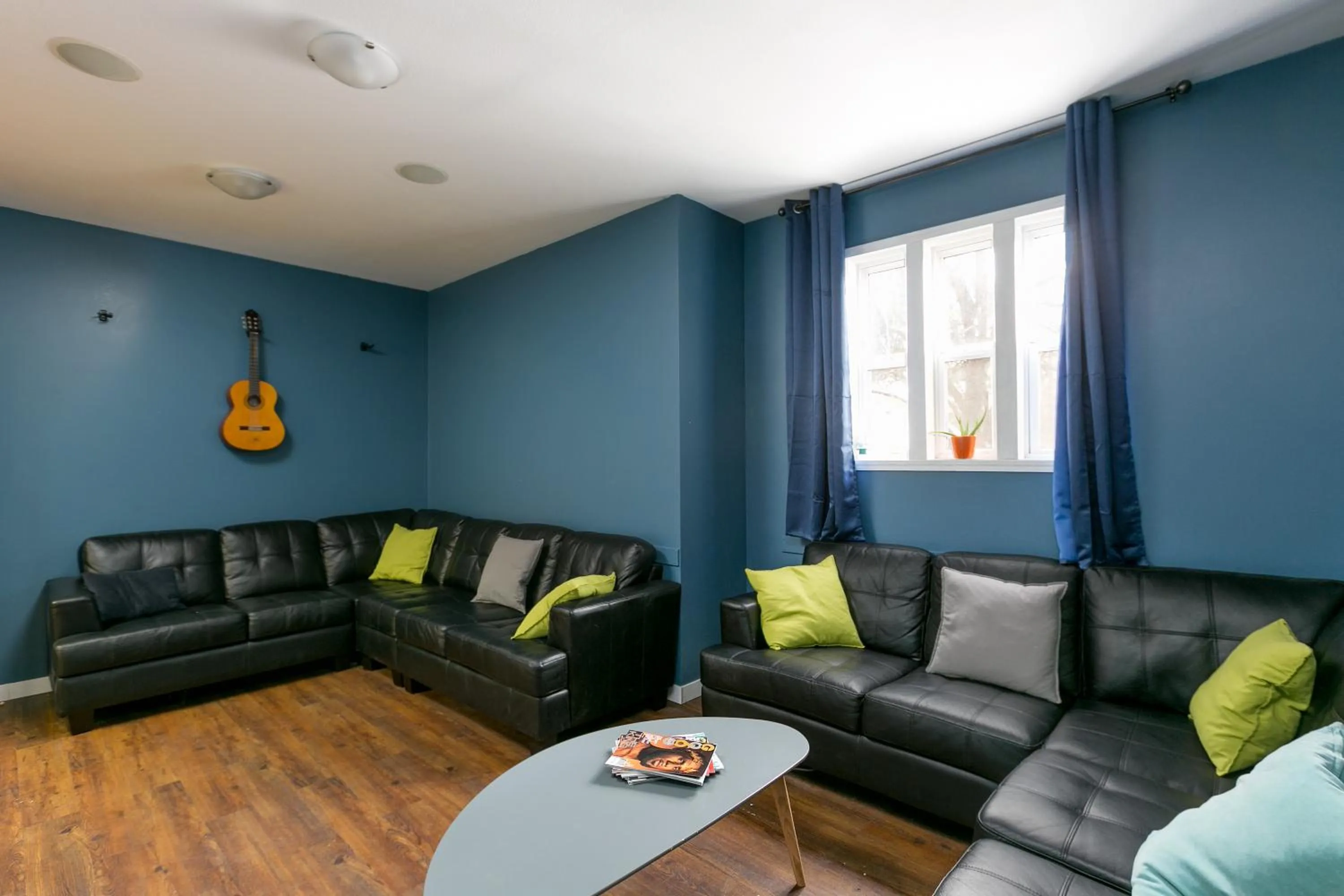 Communal lounge/ TV room in Samesun Kelowna