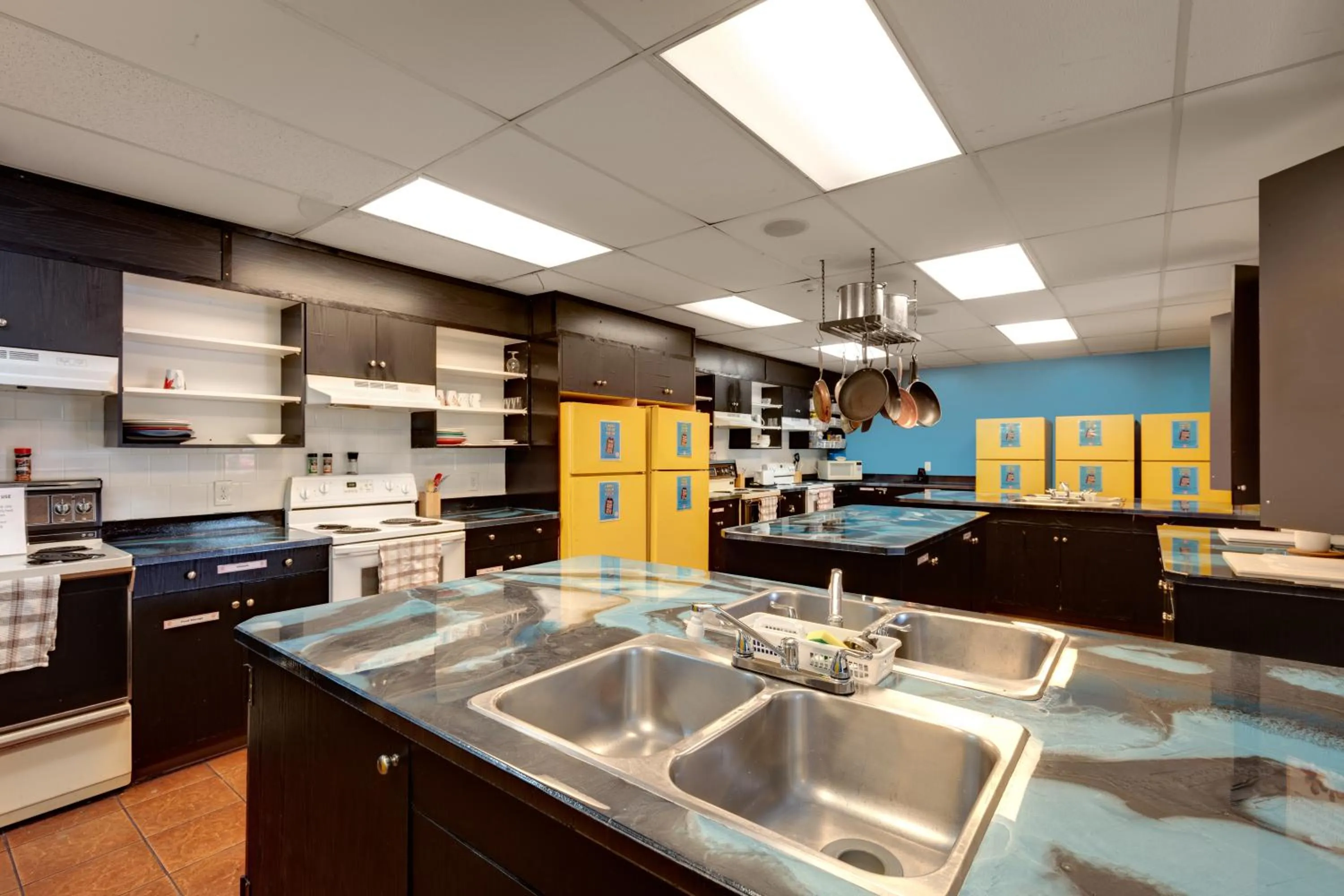 Communal kitchen in Samesun Kelowna