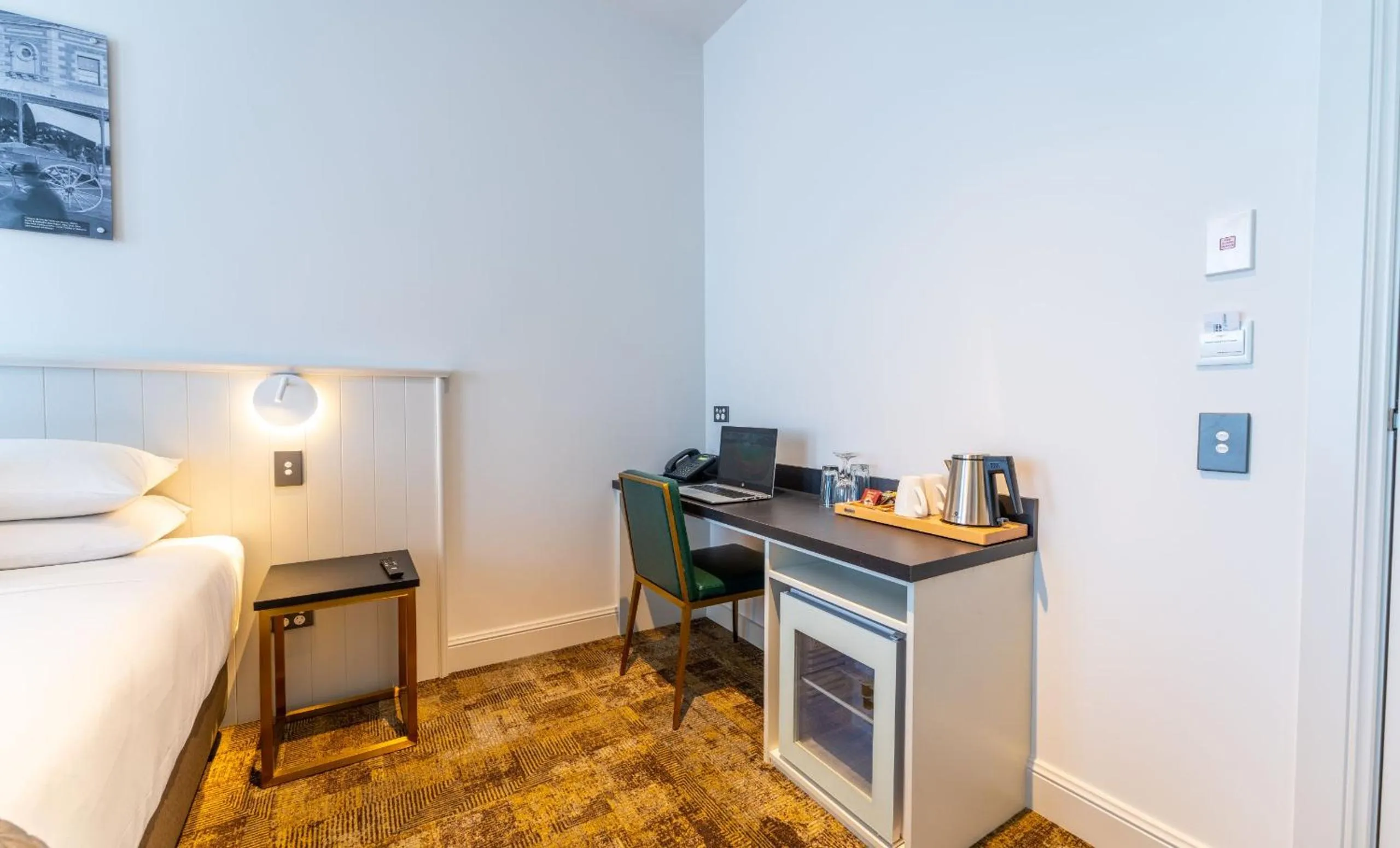 Coffee/tea facilities, Bed in The Grosvenor Hotel