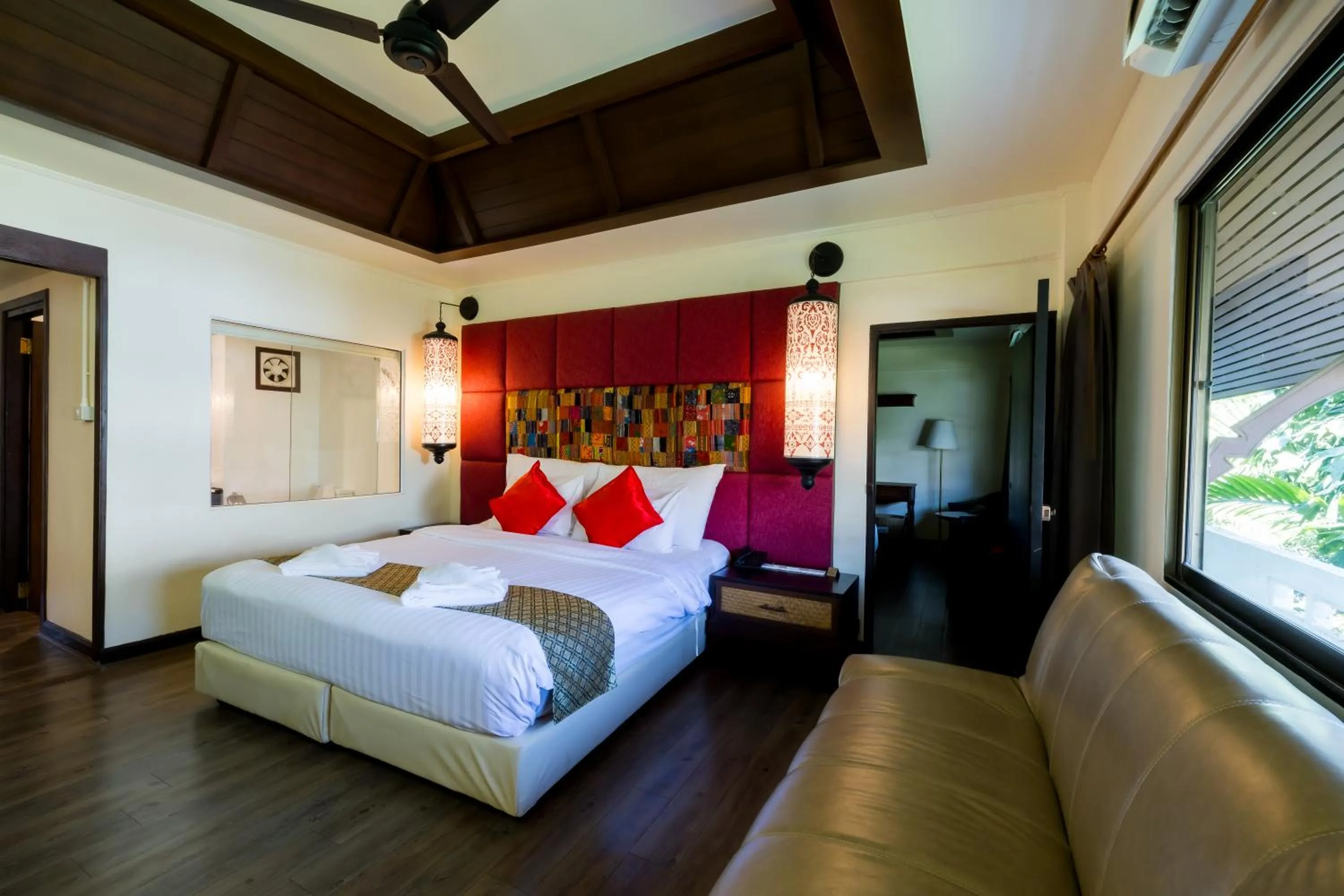 Property building, Bed in Nak Nakara Hotel