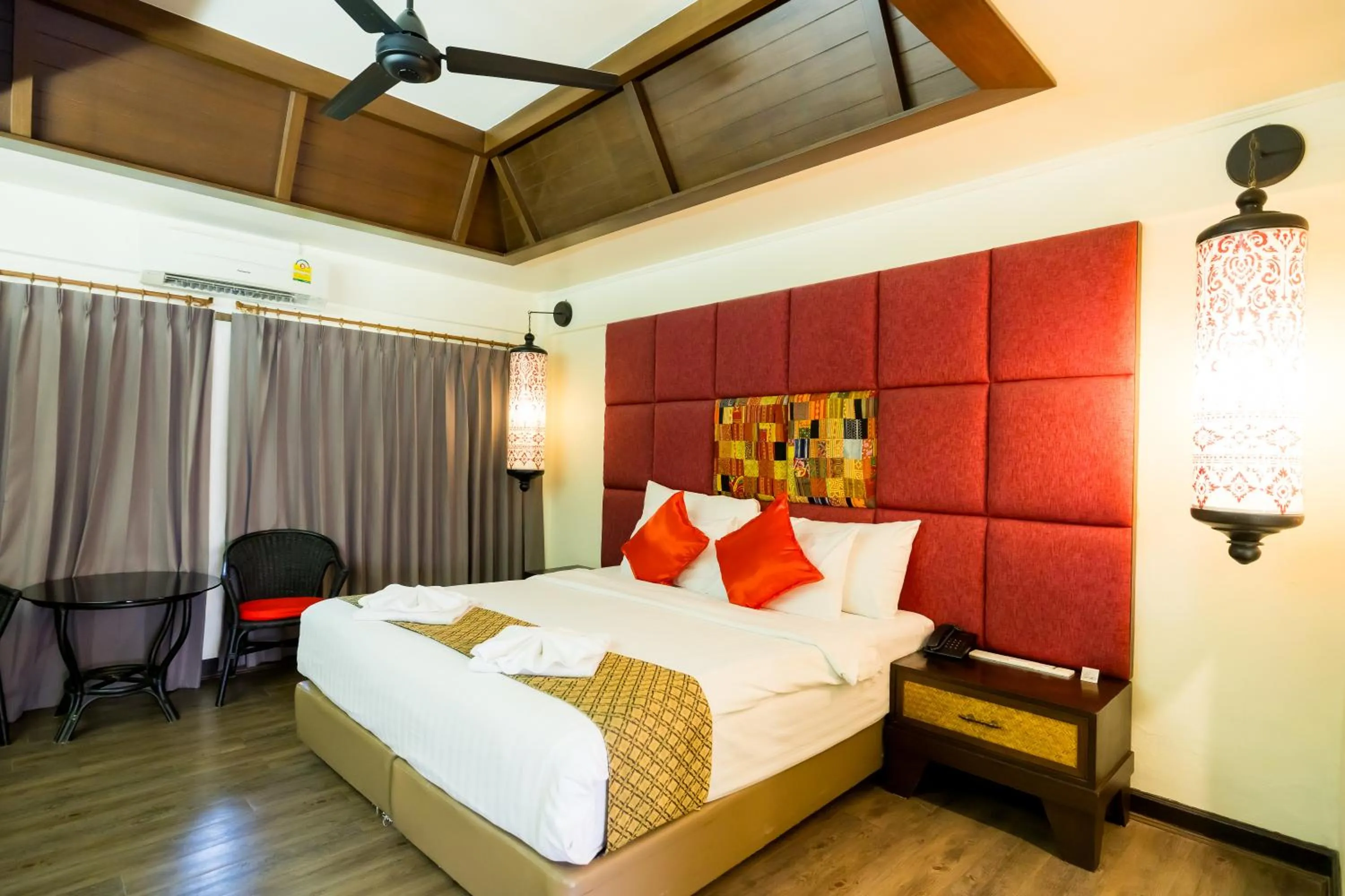 Property building, Bed in Nak Nakara Hotel