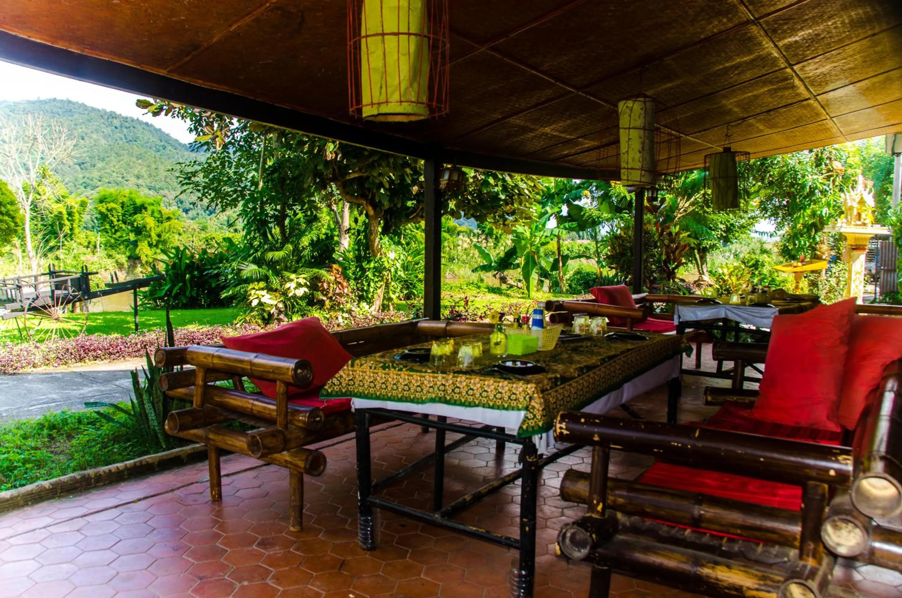 Restaurant/places to eat in Areeya Phuree Resort Thaton