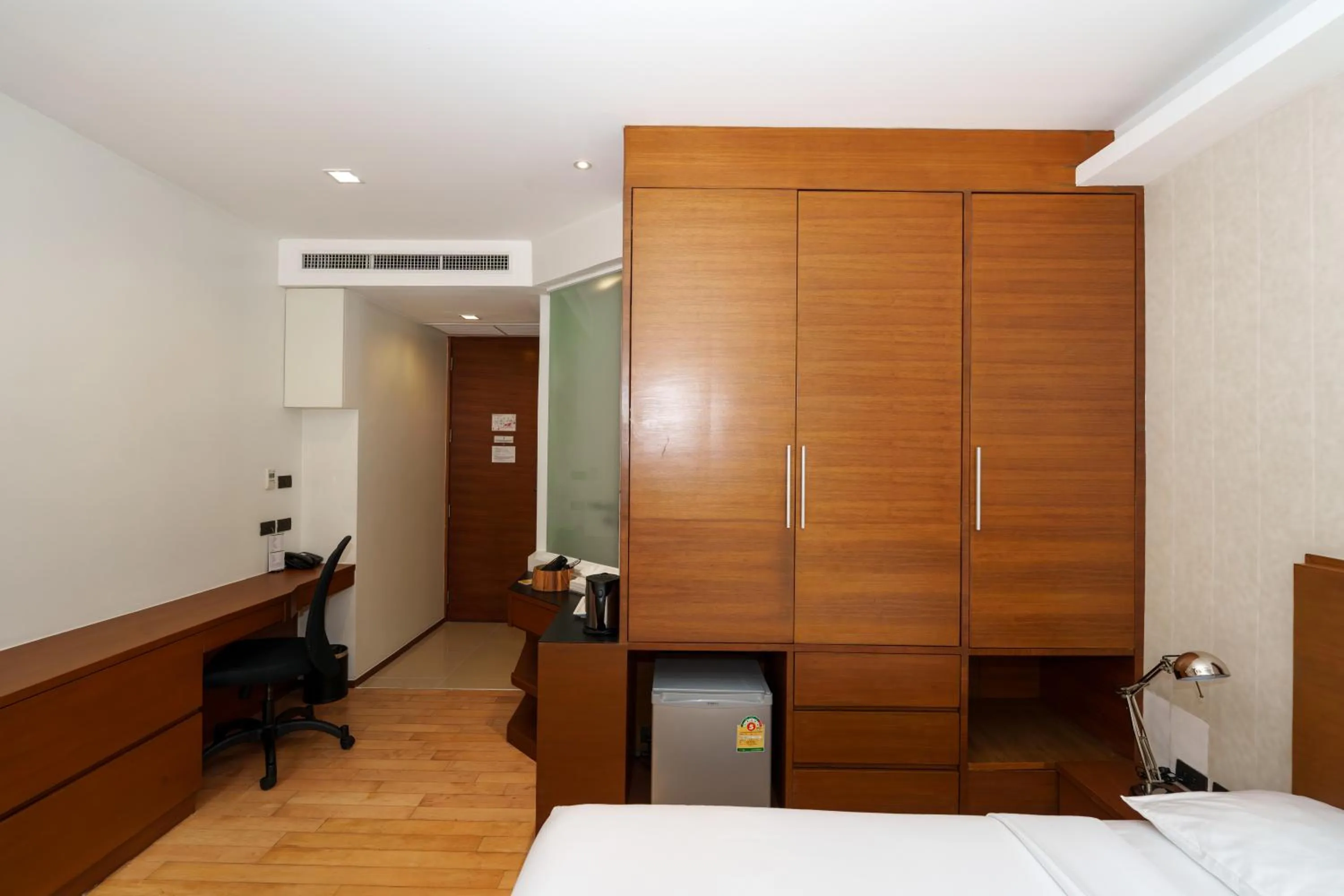 wardrobe in Marvin Suites Hotel