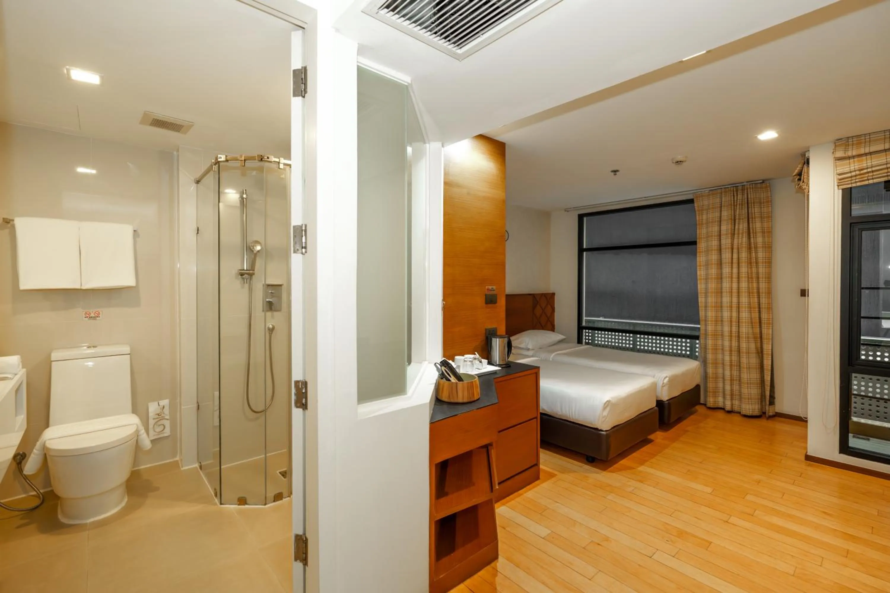 Bathroom, Bed in Marvin Suites Hotel