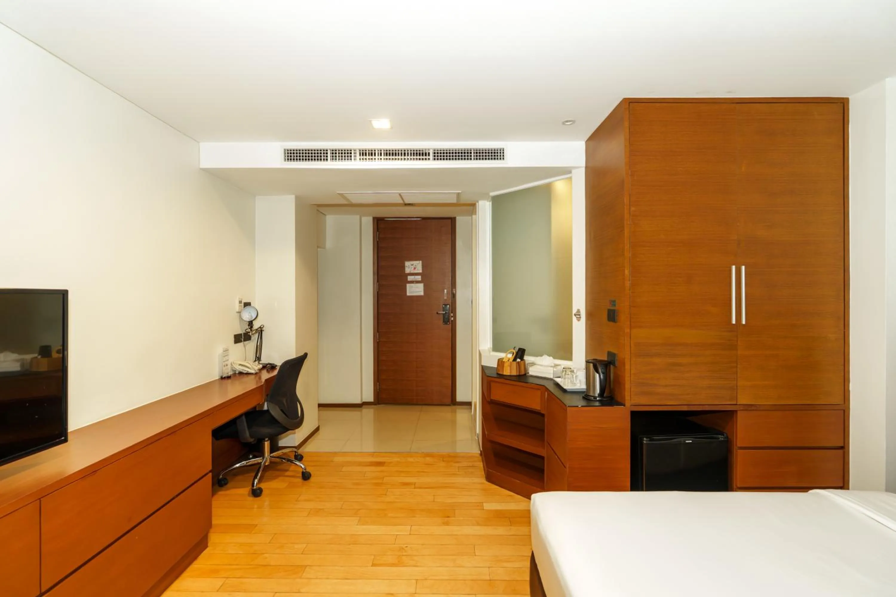wardrobe, Bed in Marvin Suites Hotel