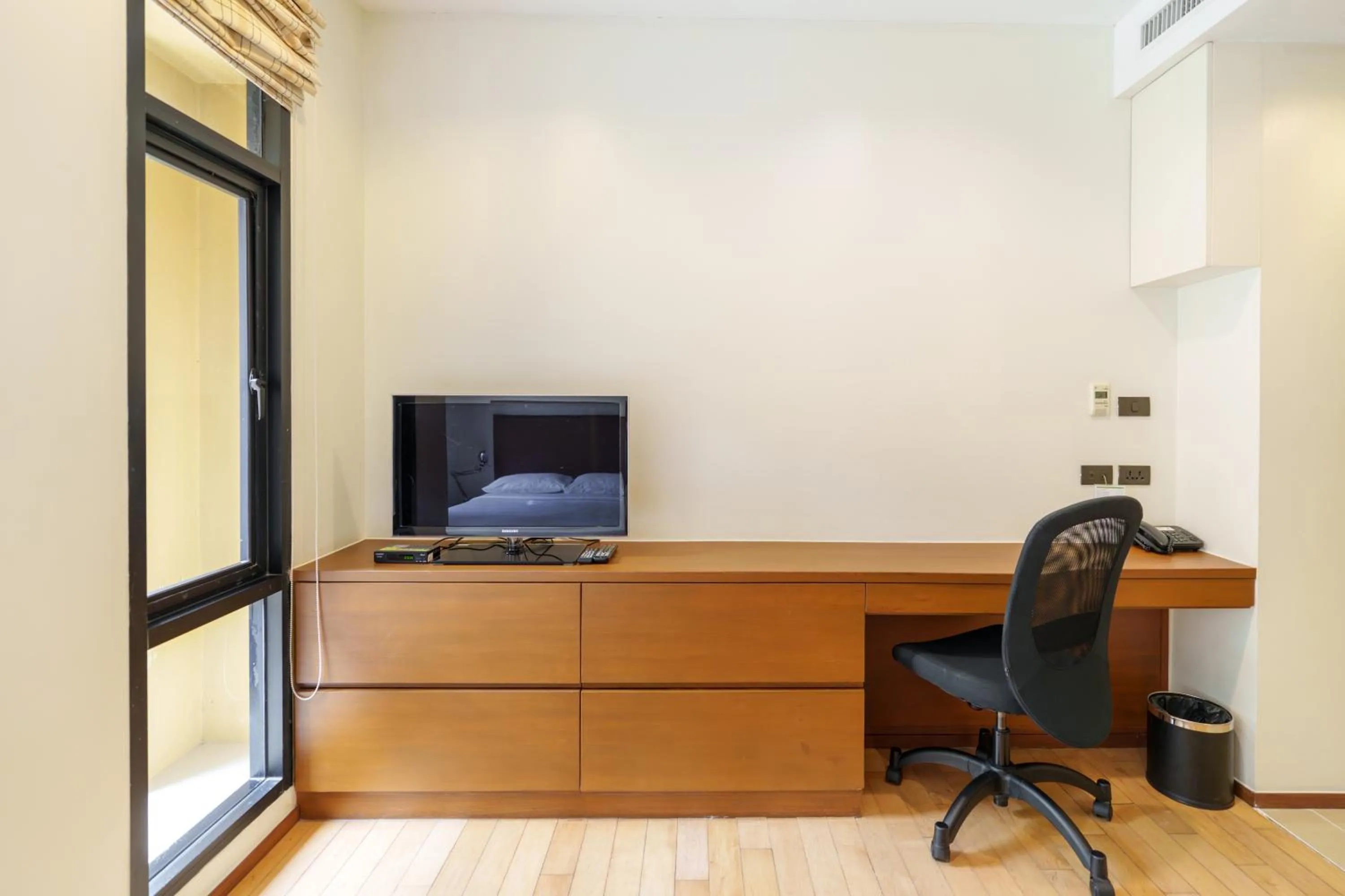 TV and multimedia in Marvin Suites Hotel