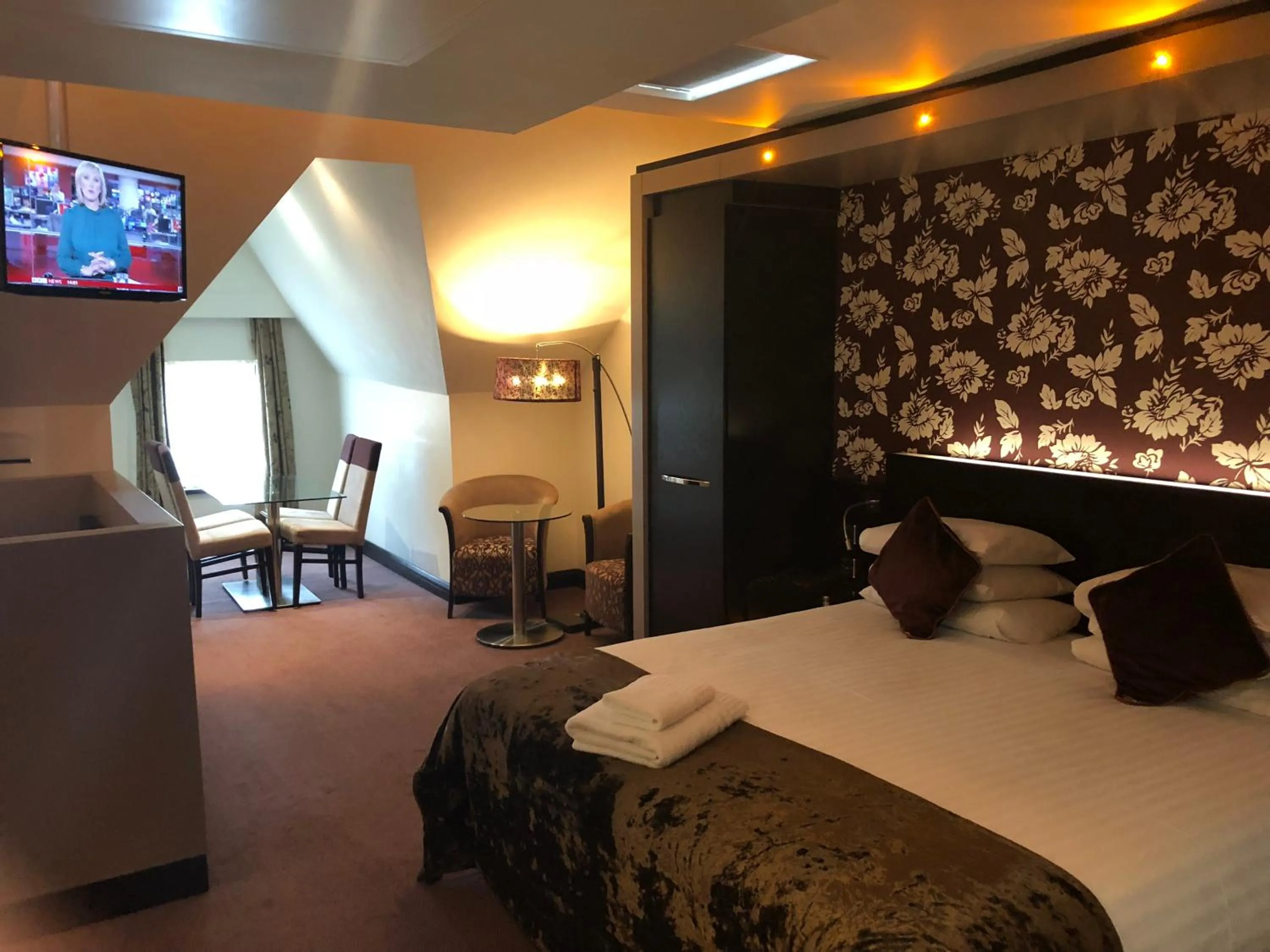 Seating area, Bed in The BlueBell Hotel