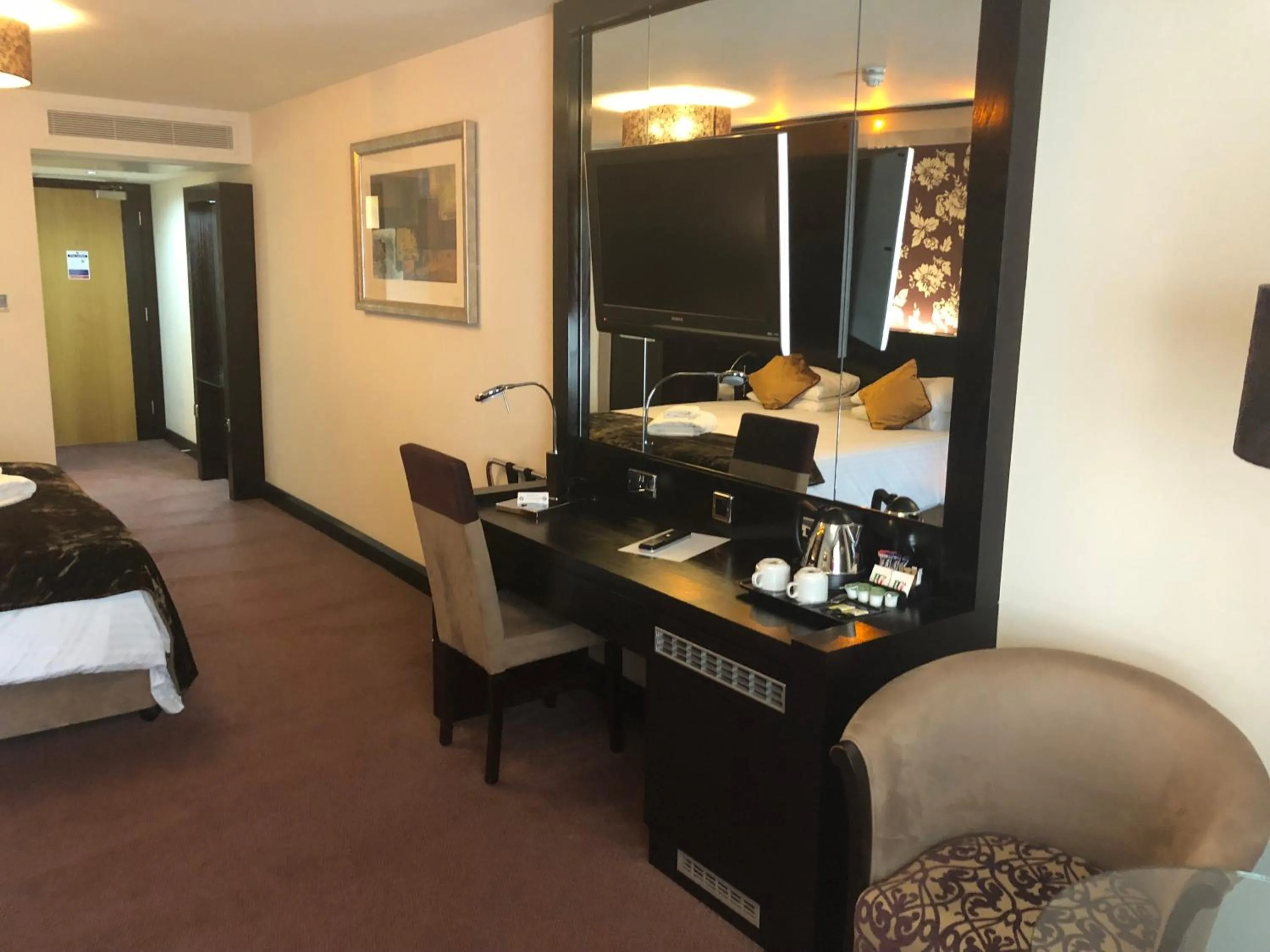 Seating area, Bed in The BlueBell Hotel