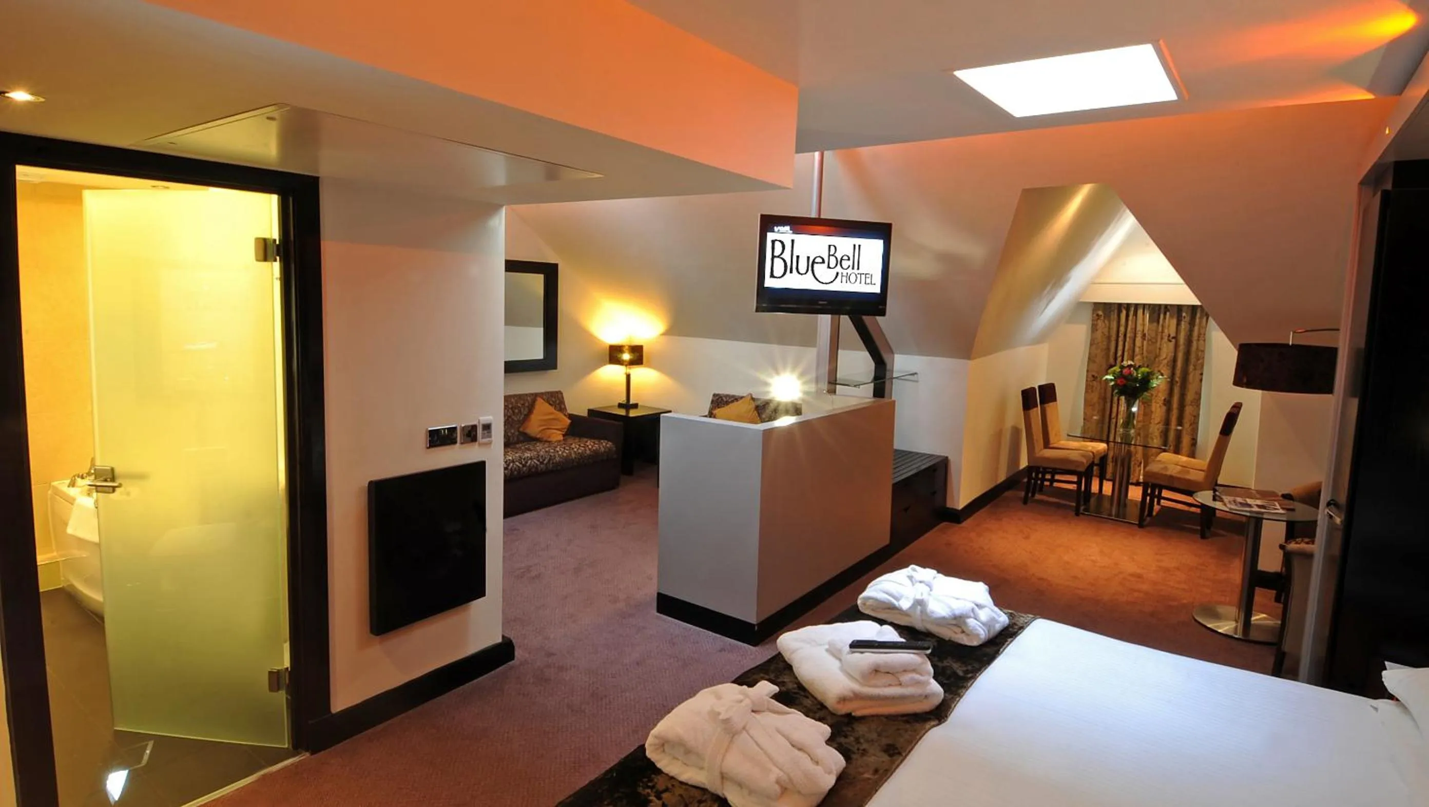 Photo of the whole room, Bed in The BlueBell Hotel