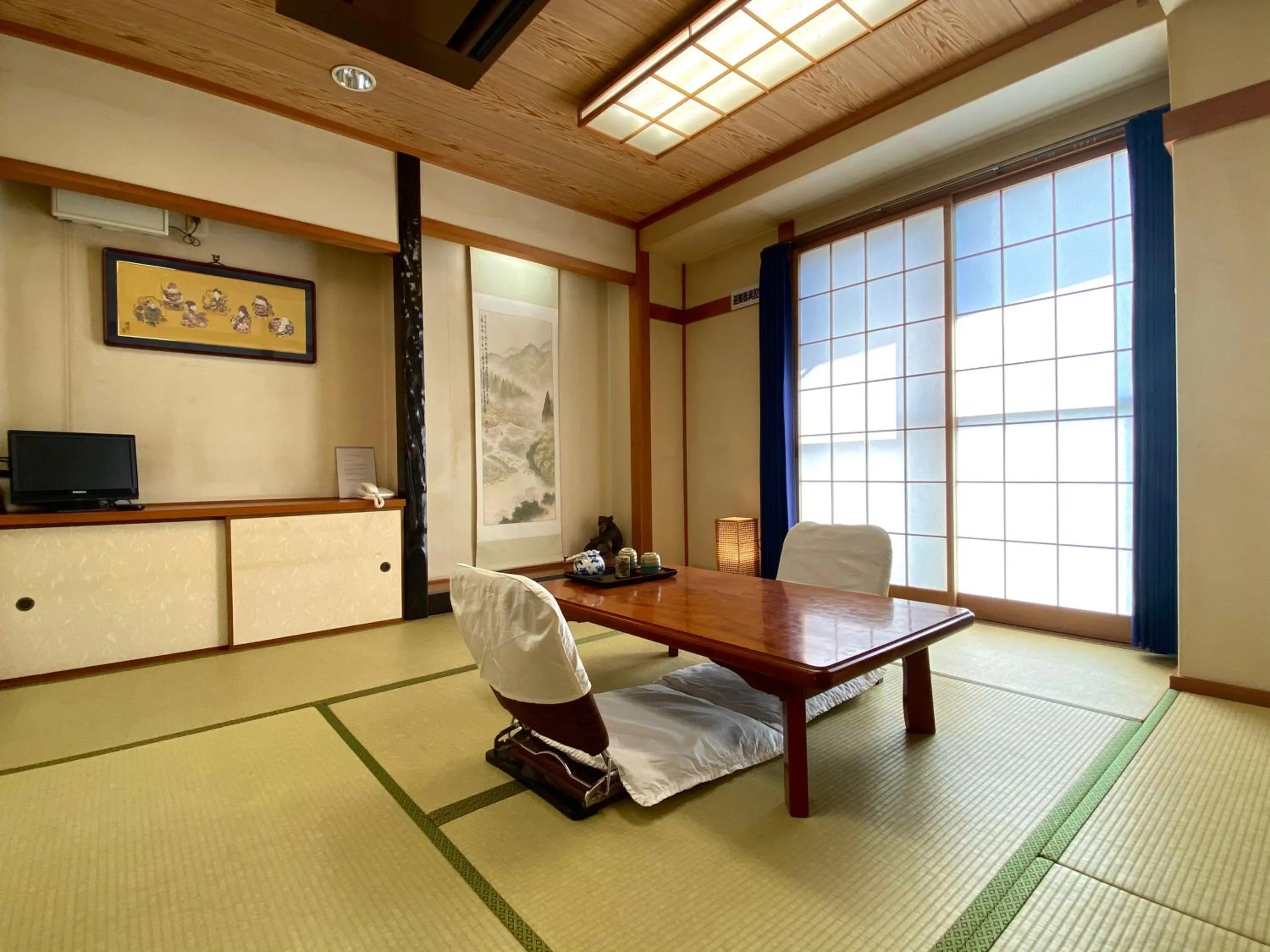 Photo of the whole room in Toyofuku