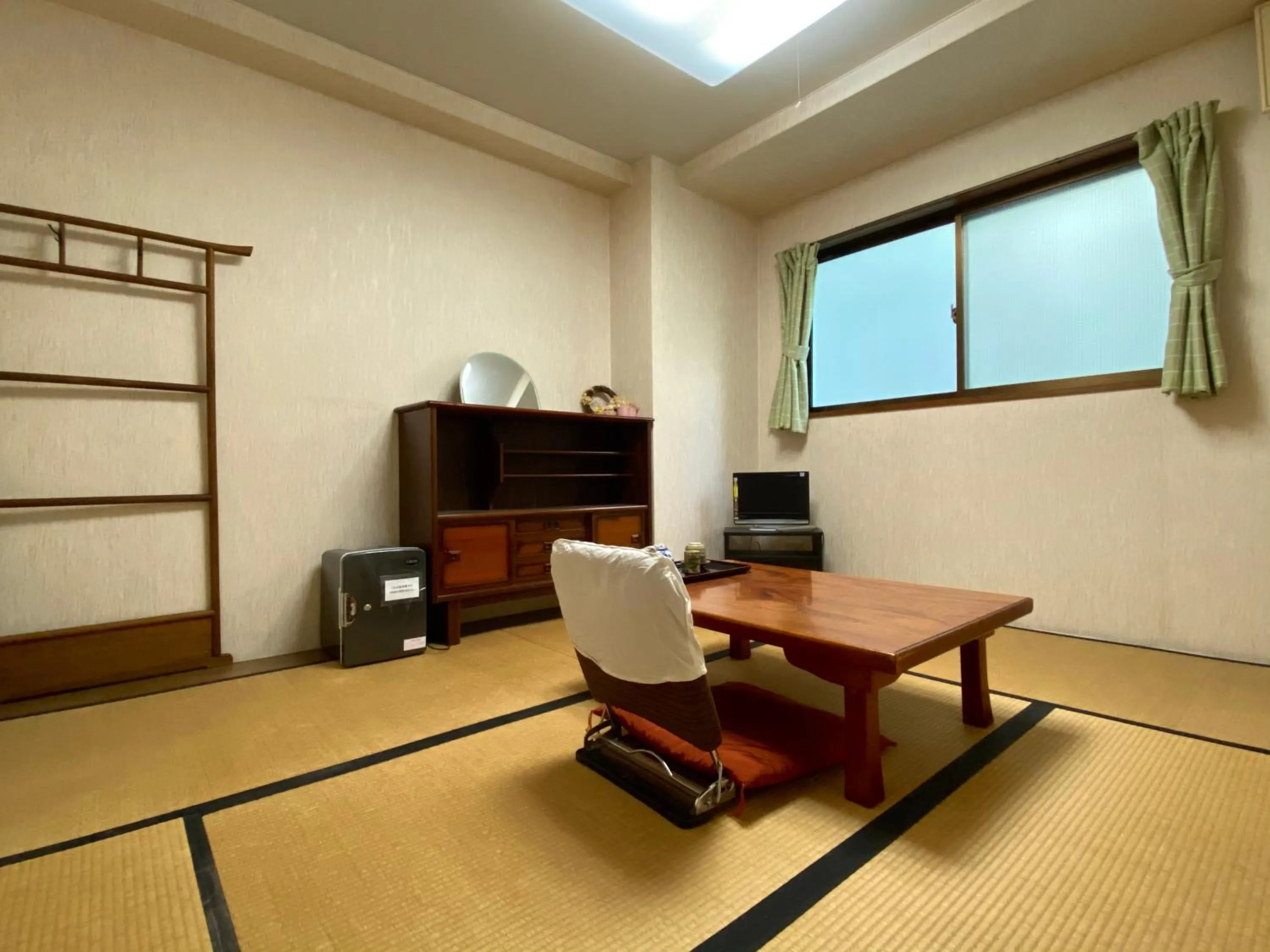 Photo of the whole room in Toyofuku