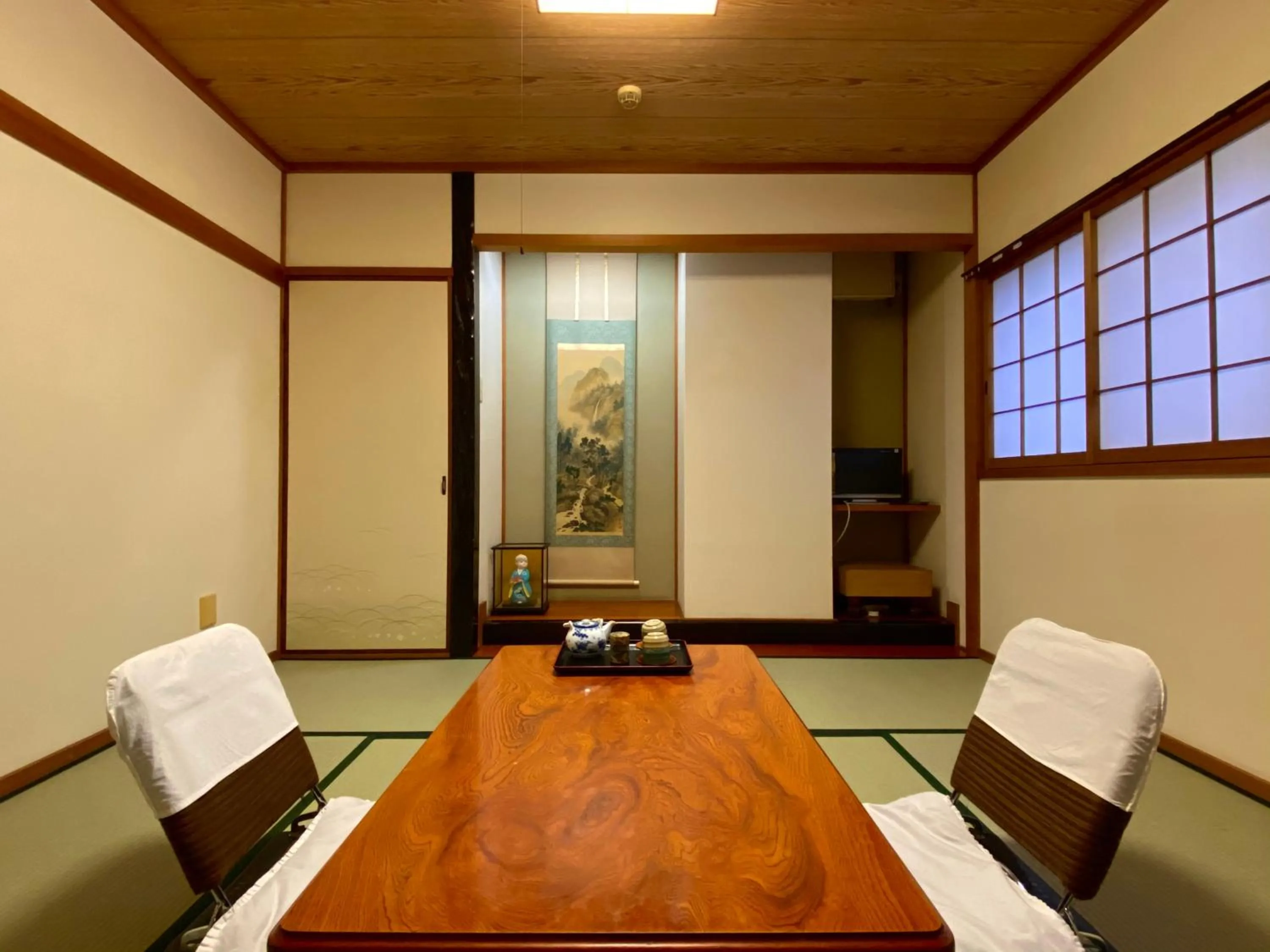 Photo of the whole room in Toyofuku
