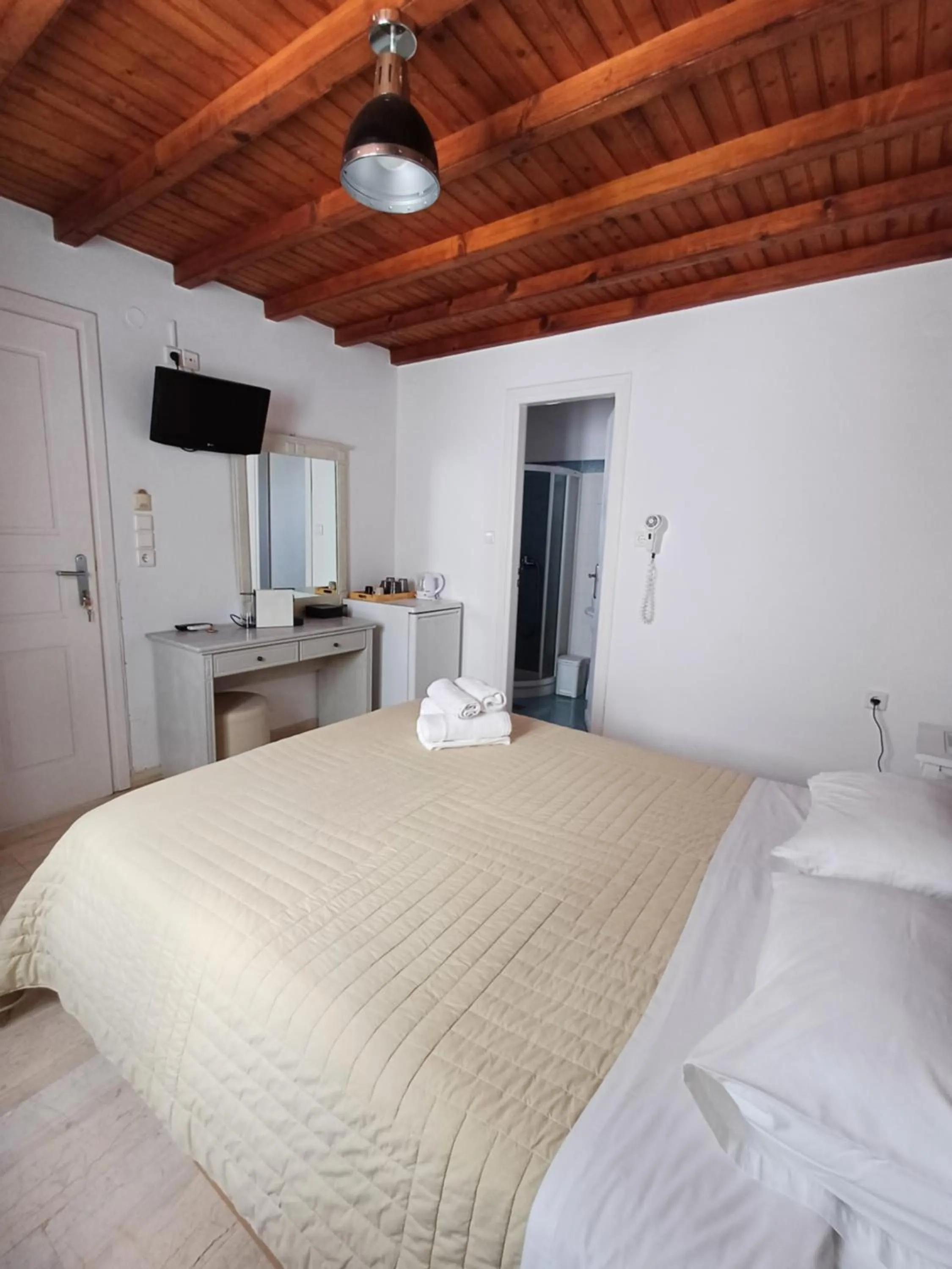 Photo of the whole room, Bed in Manos Rooms