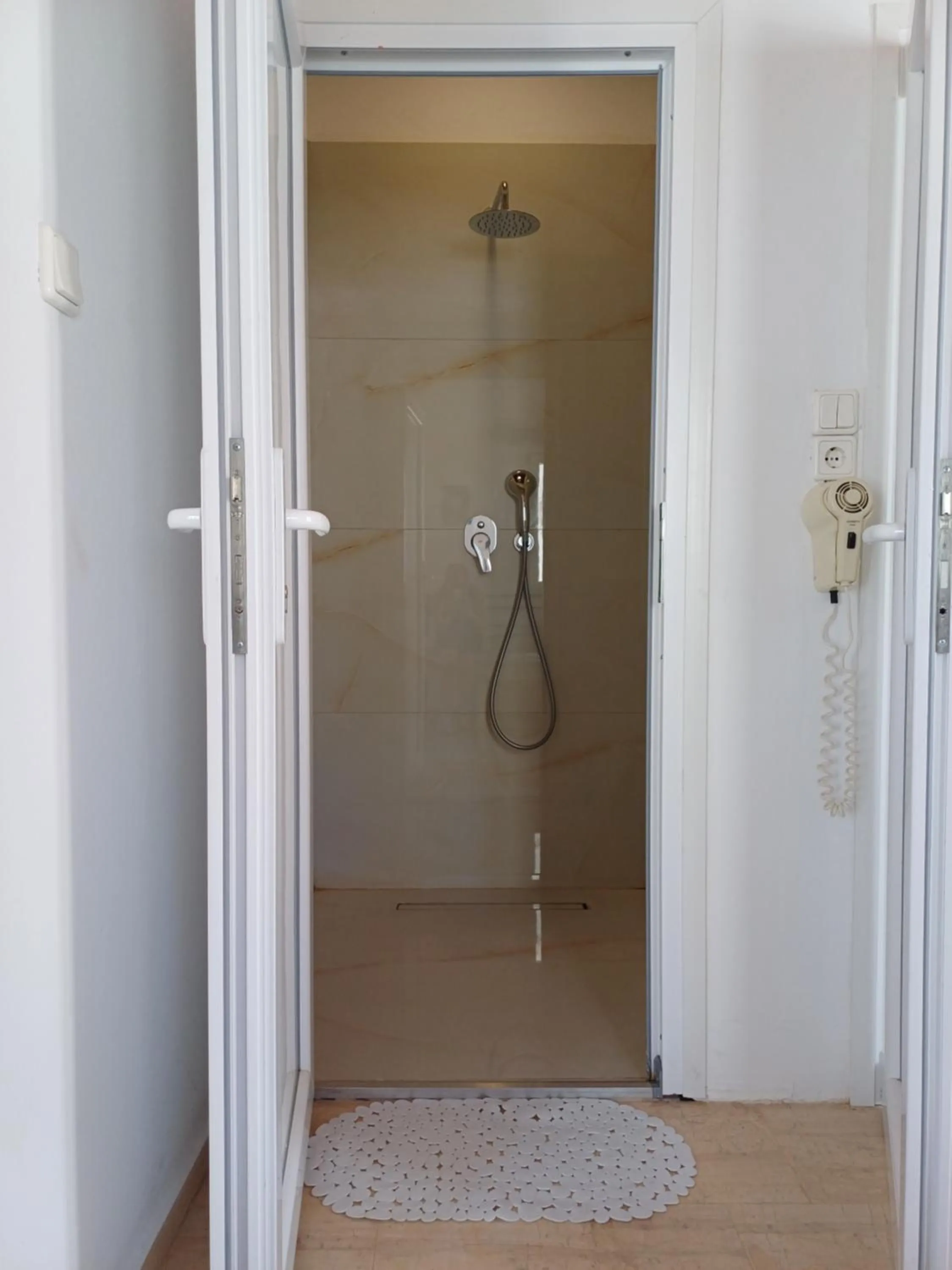 Shower in Manos Rooms