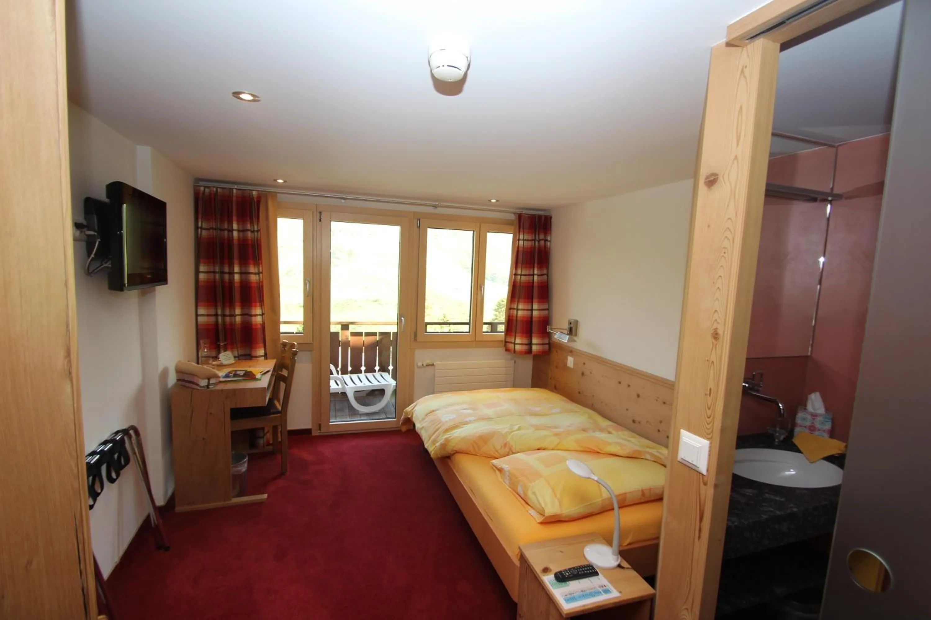 Photo of the whole room, Bed in Hotel Gspan