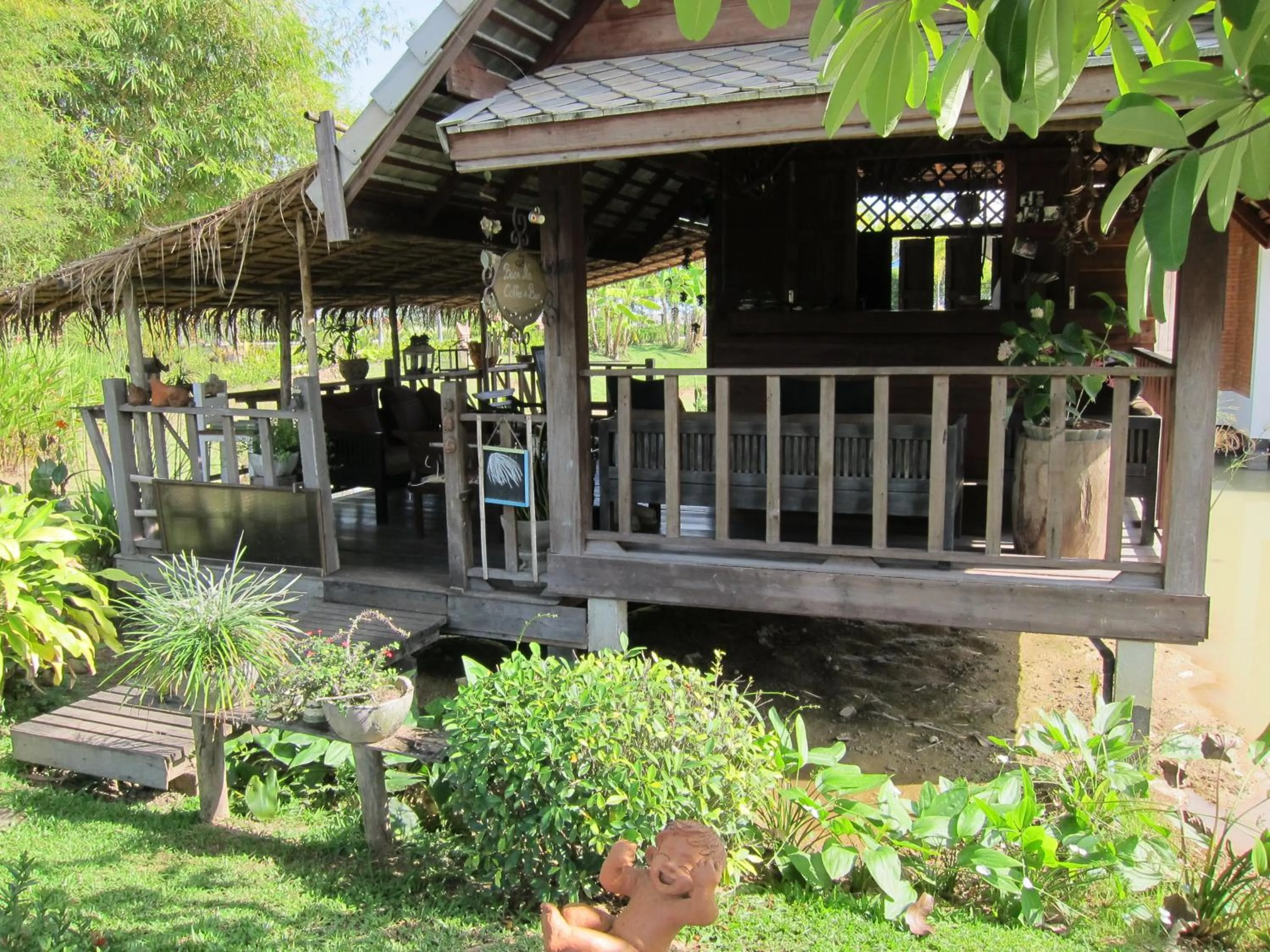 Lounge or bar in Baan Chai Thung Resort