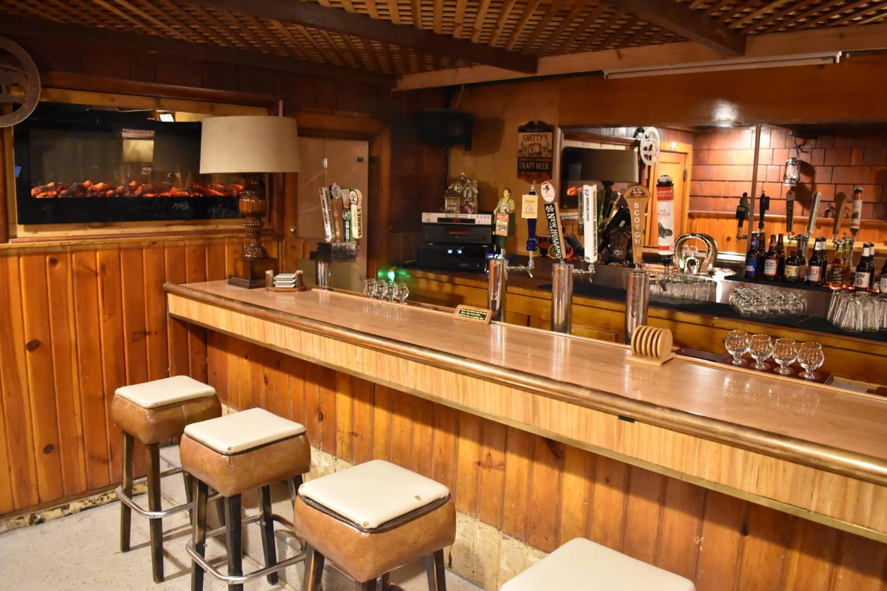 Lounge or bar in Silver Horseshoe Inn