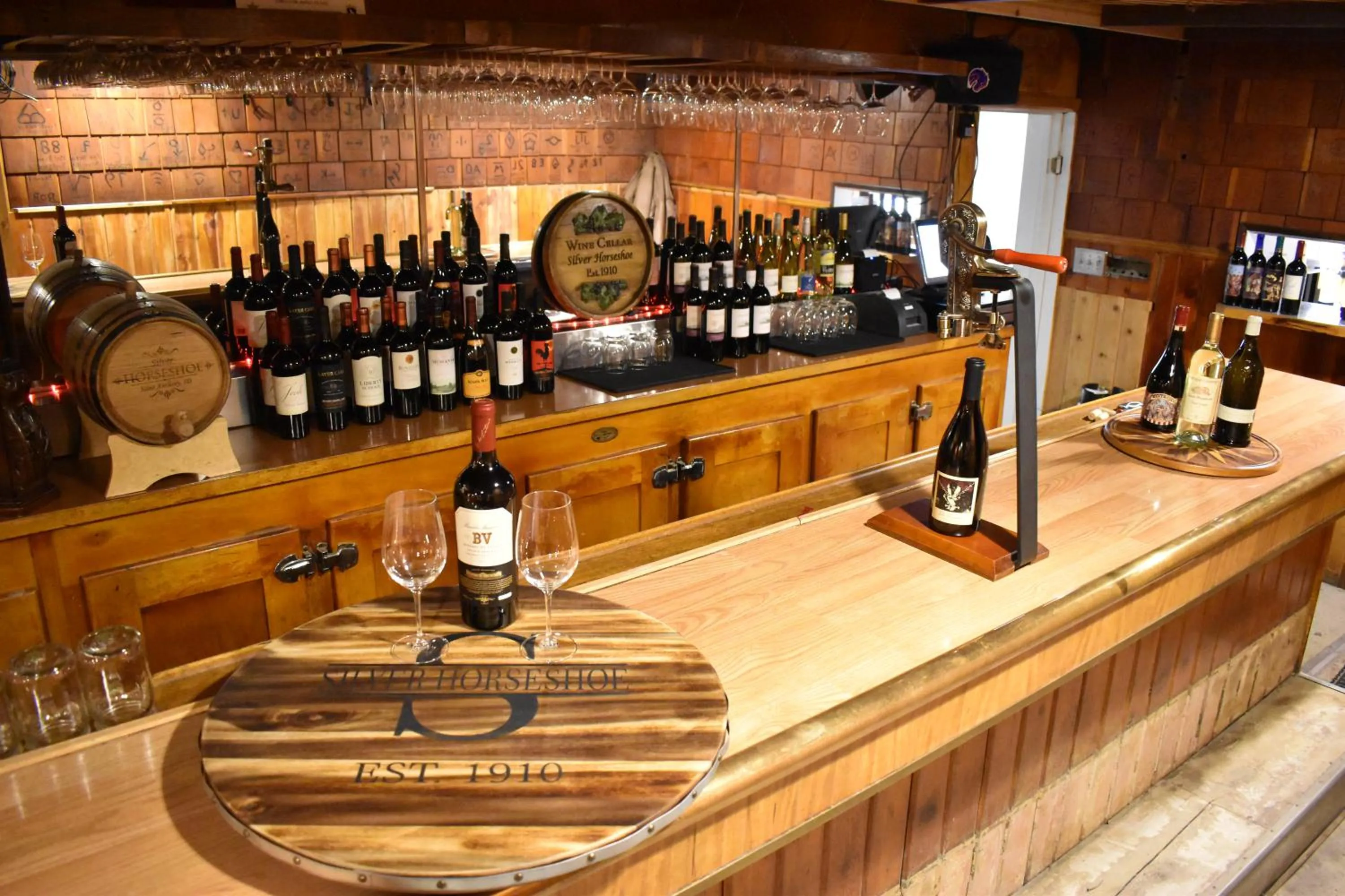 Lounge or bar in Silver Horseshoe Inn