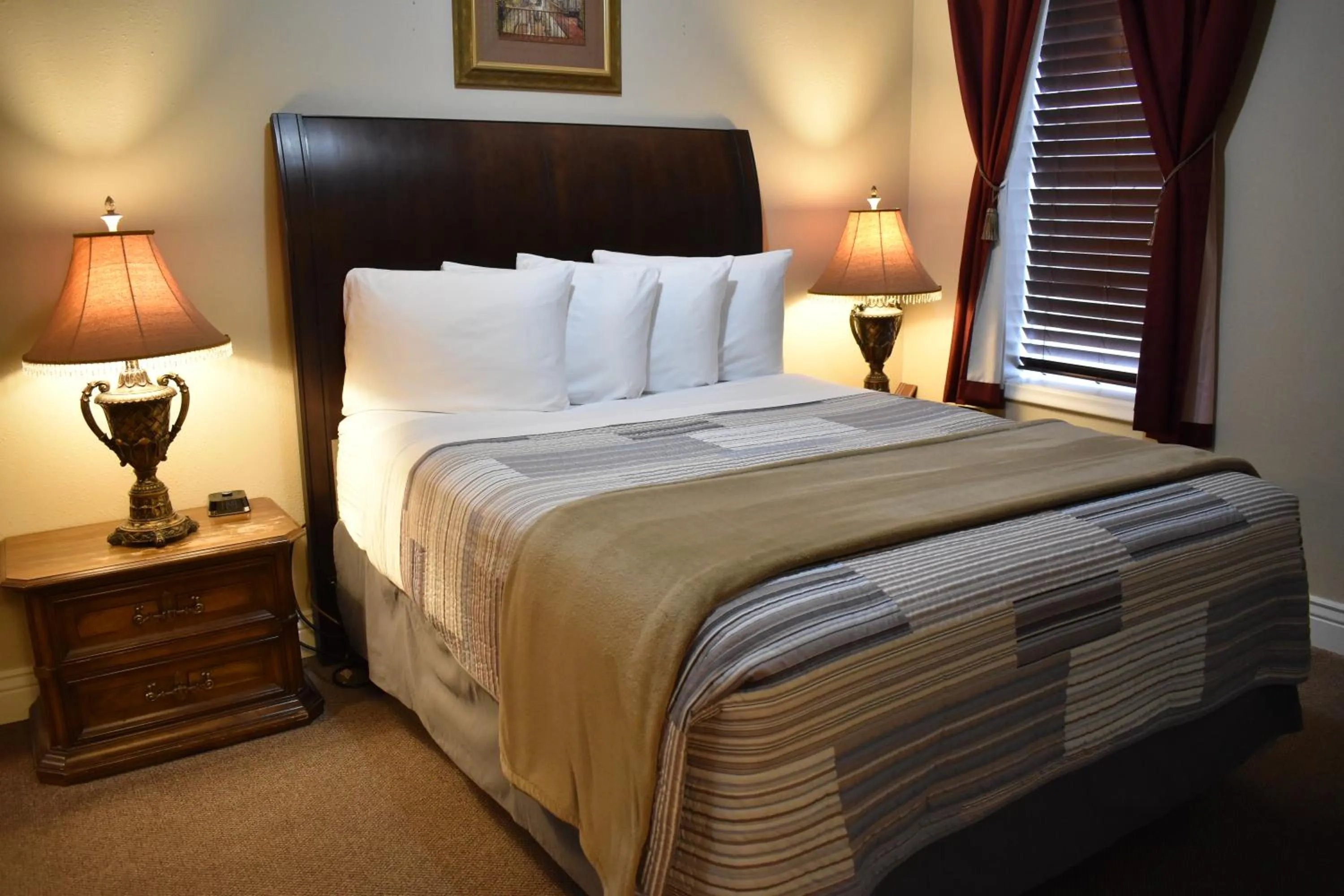 Bed in Silver Horseshoe Inn