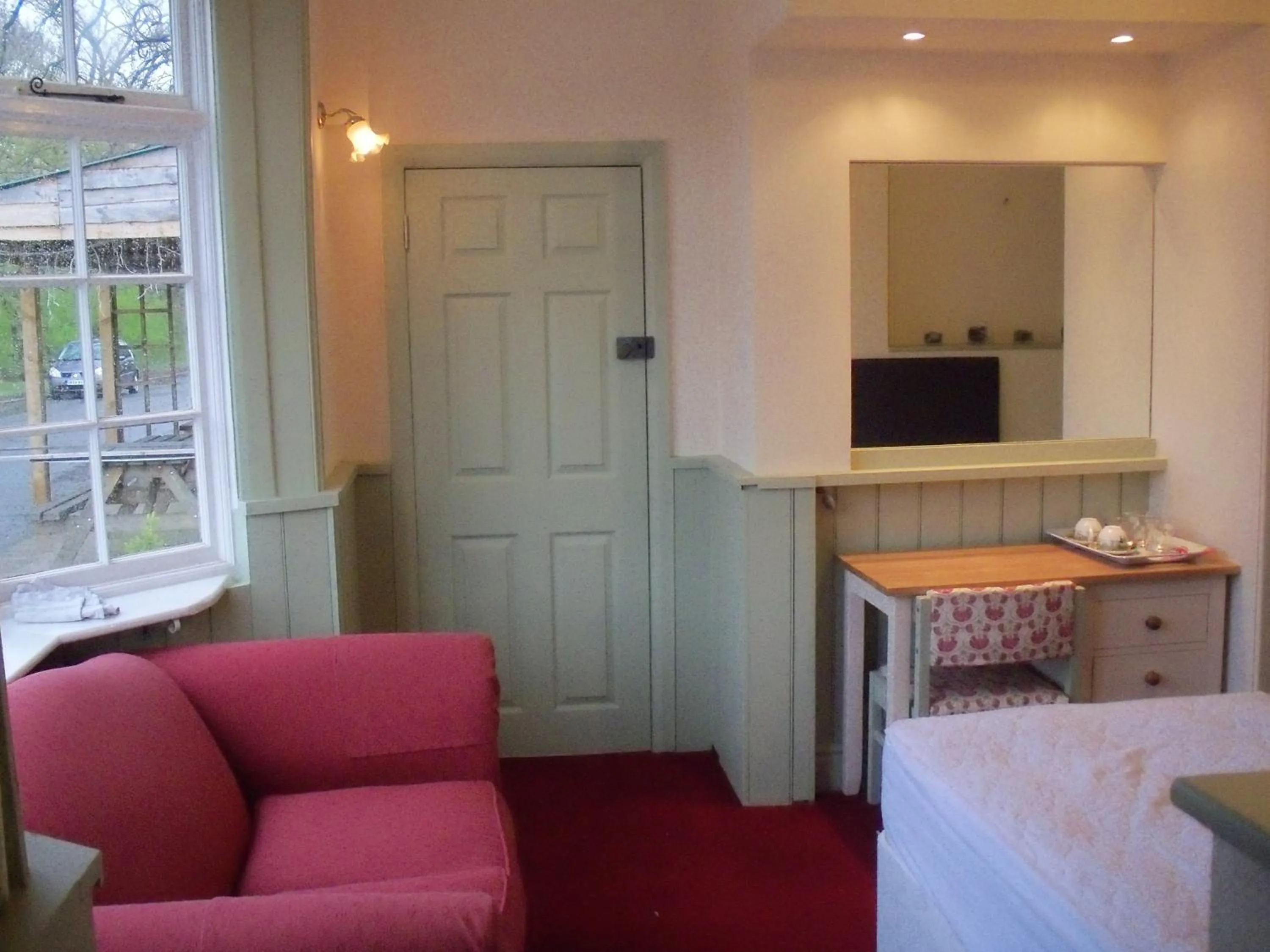 Photo of the whole room in Halfway House