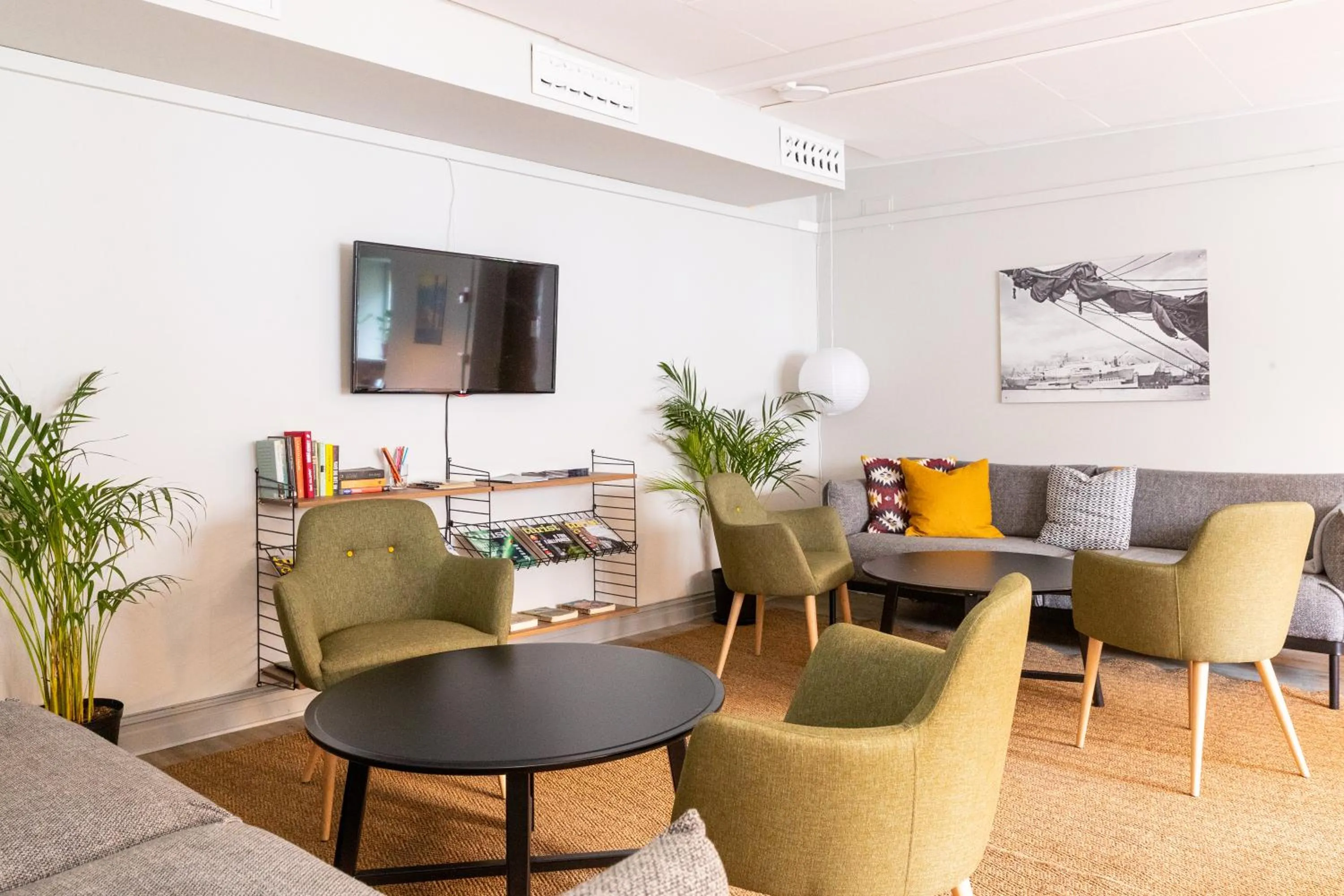 Communal lounge/ TV room in STF Hostel Stigbergsliden