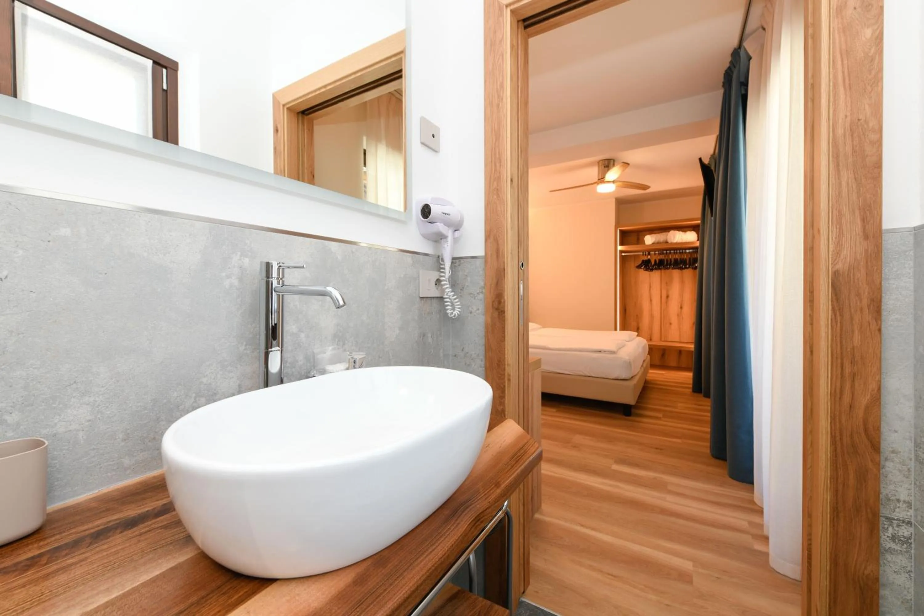 Bathroom, Bed in Hotel Denny