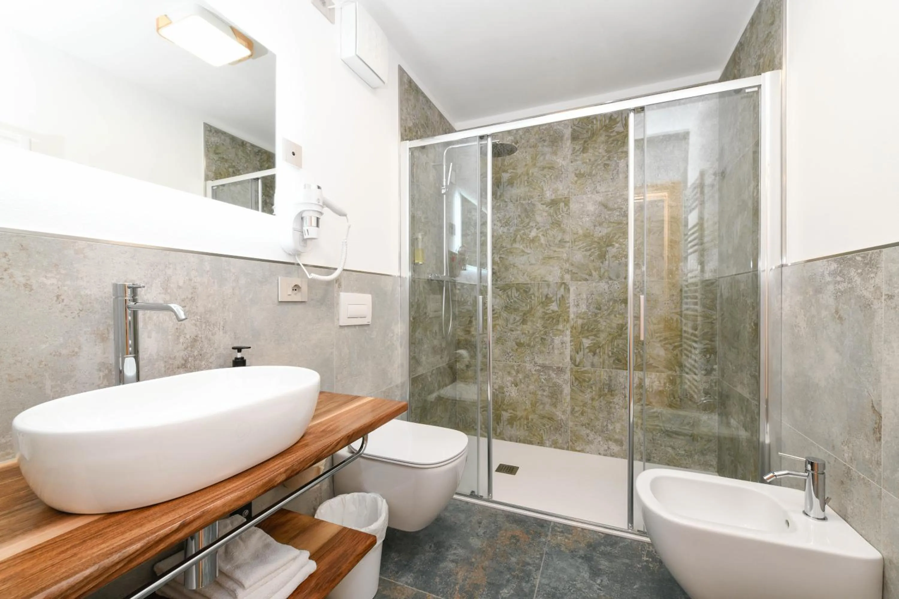 Shower in Hotel Denny