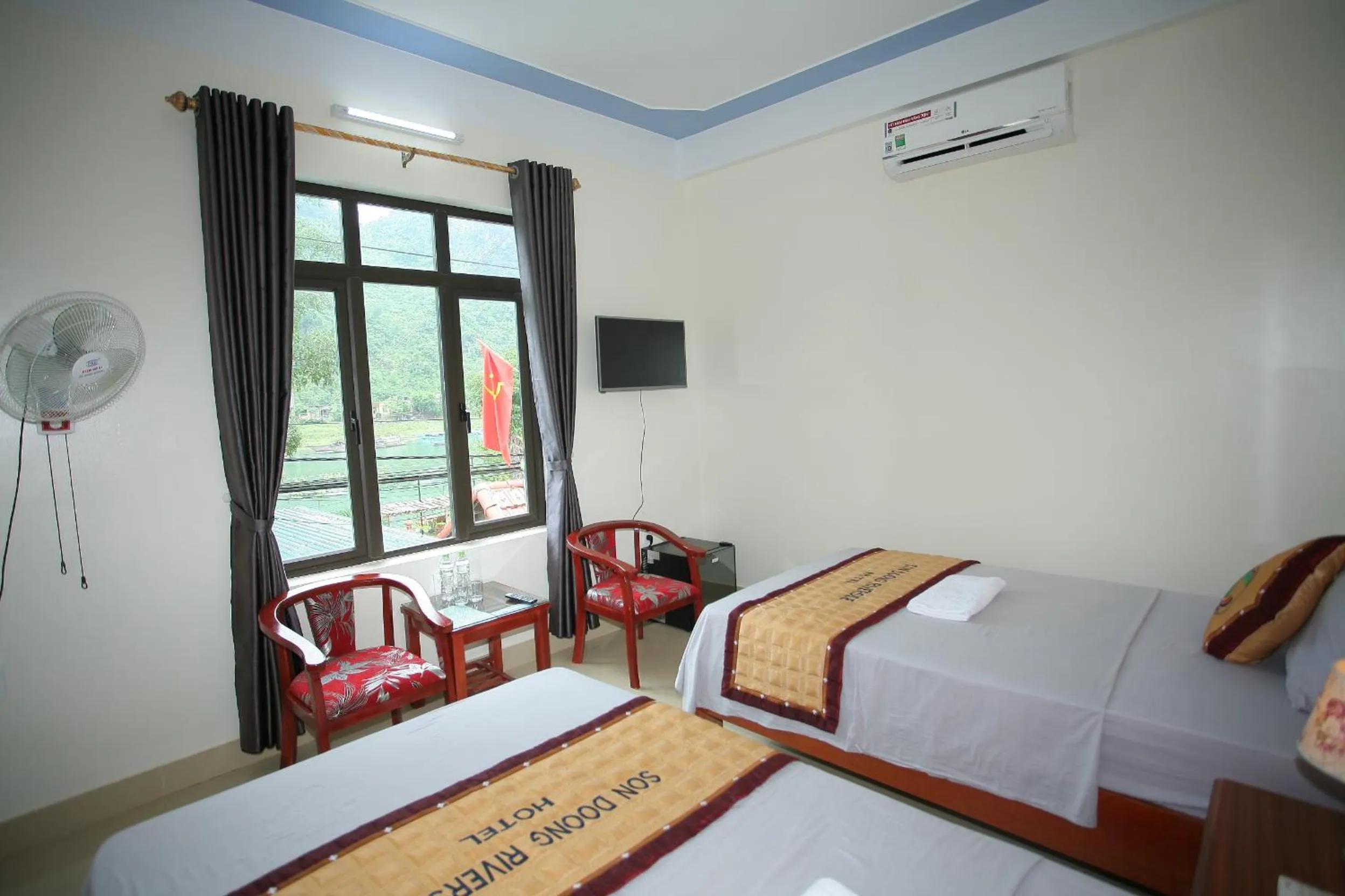 Mountain view, Bed in Son Doong Riverside