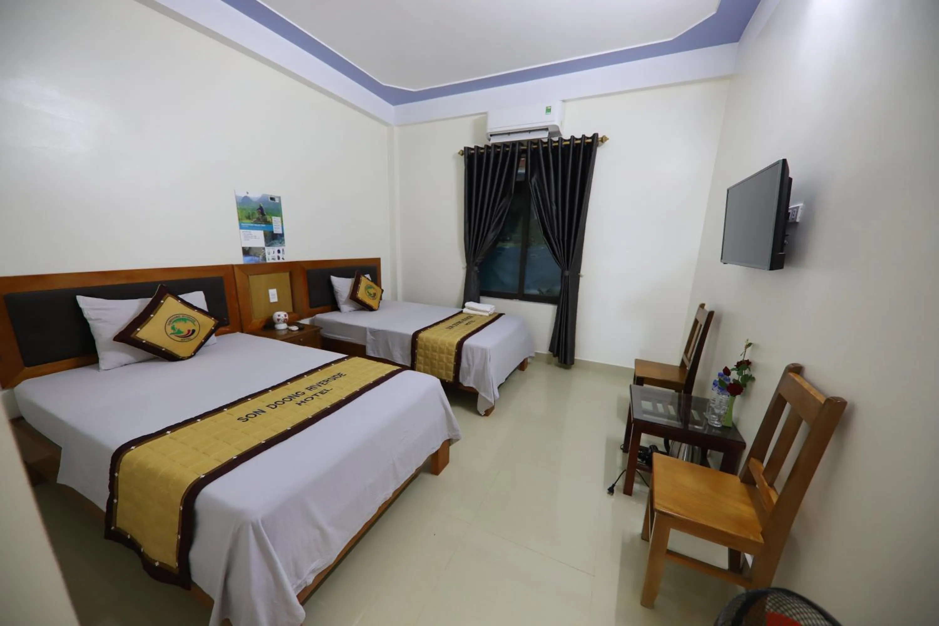 Photo of the whole room, Bed in Son Doong Riverside