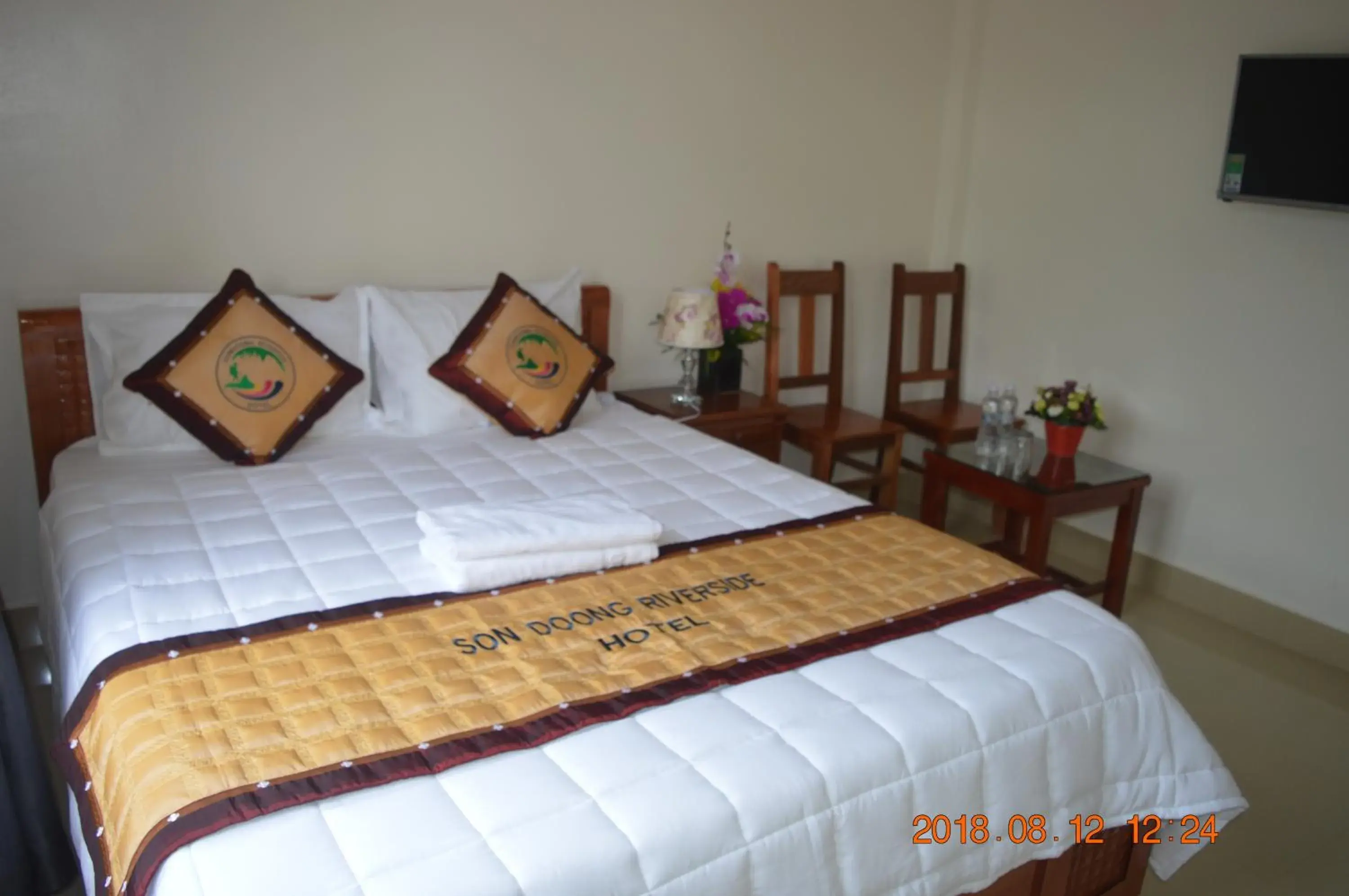 Deluxe Double or Twin Room with River View in Son Doong Riverside Deluxe Double or Twin Room with River View in Son Doong Riverside