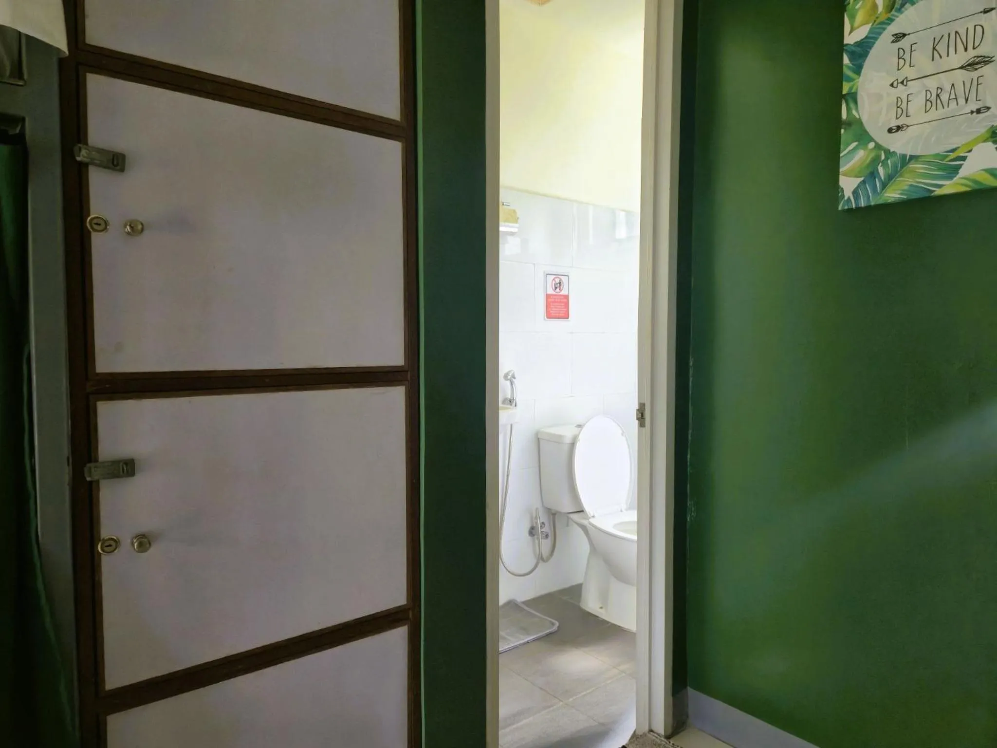 Bathroom in Green Turtle Backpackers Guesthouse, Puerto Princesa