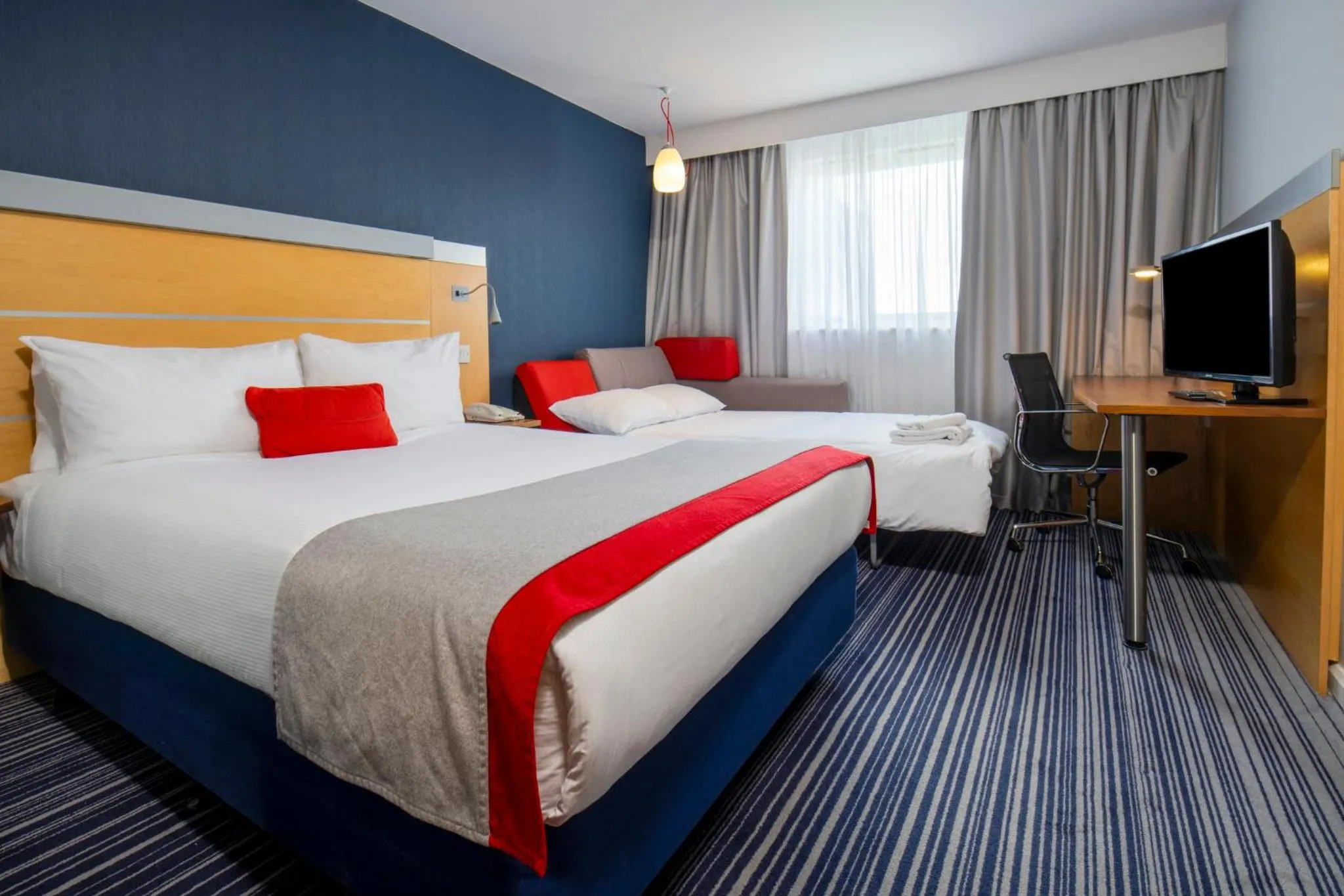 Photo of the whole room, Bed in Holiday Inn Express London - Epsom Downs by IHG