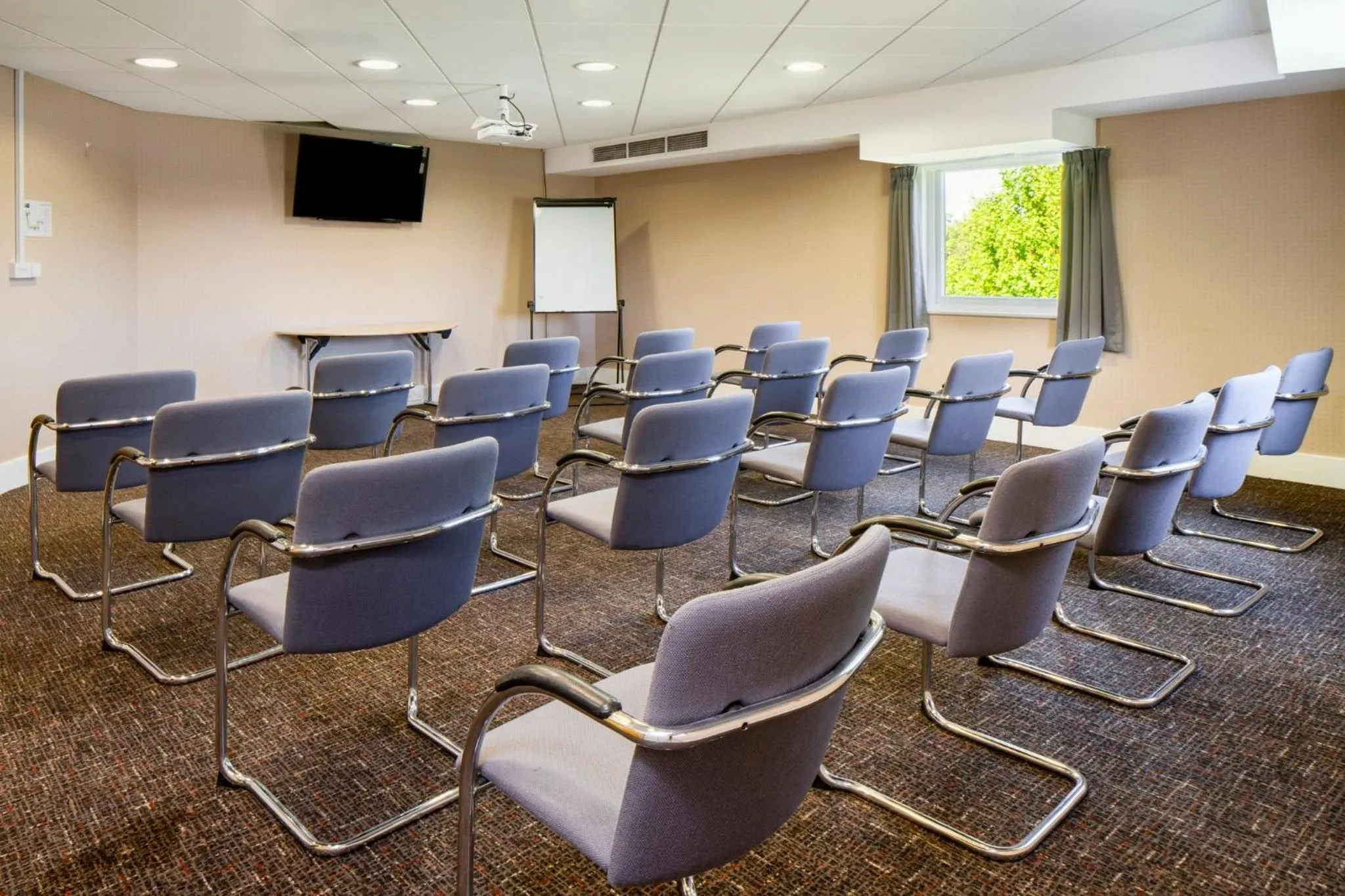 Meeting/conference room in Holiday Inn Express London - Epsom Downs by IHG
