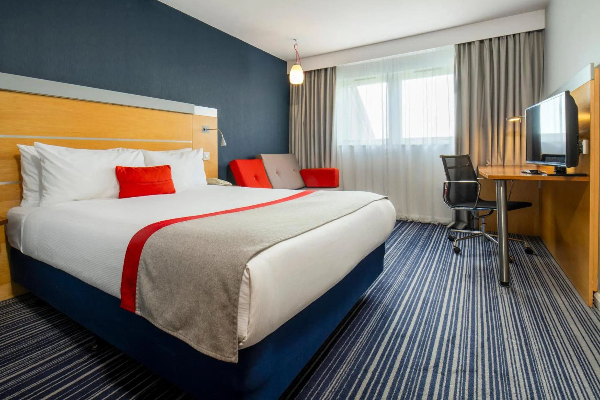 Photo of the whole room, Bed in Holiday Inn Express London - Epsom Downs by IHG