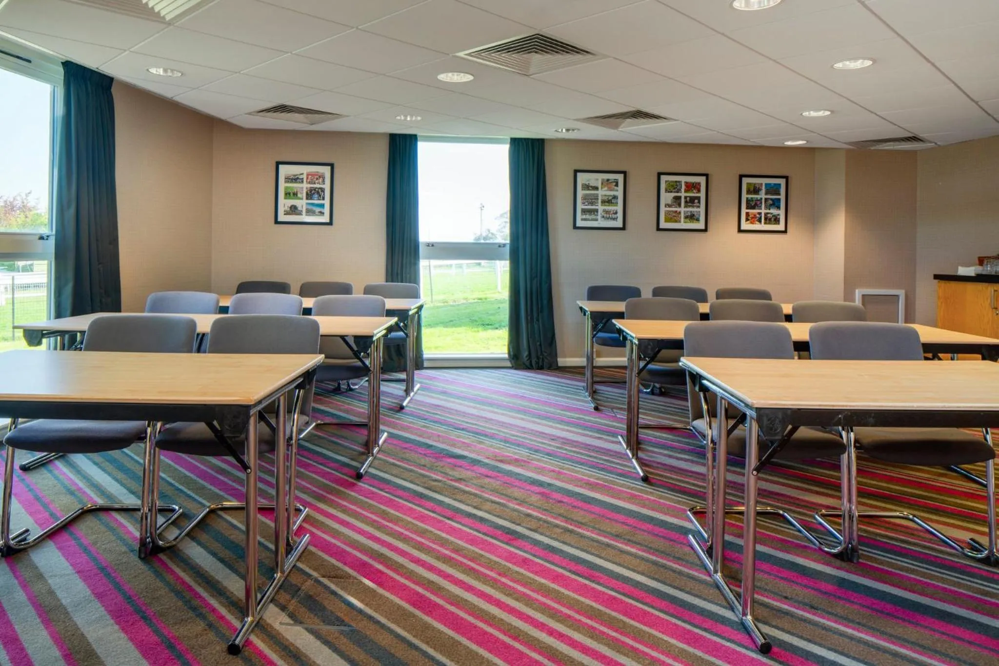 Meeting/conference room in Holiday Inn Express London - Epsom Downs by IHG