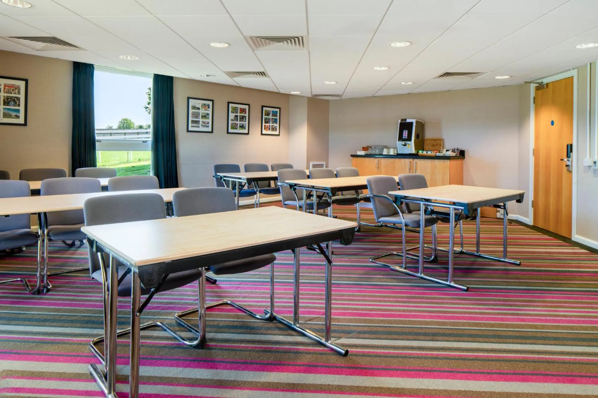 Meeting/conference room in Holiday Inn Express London - Epsom Downs by IHG