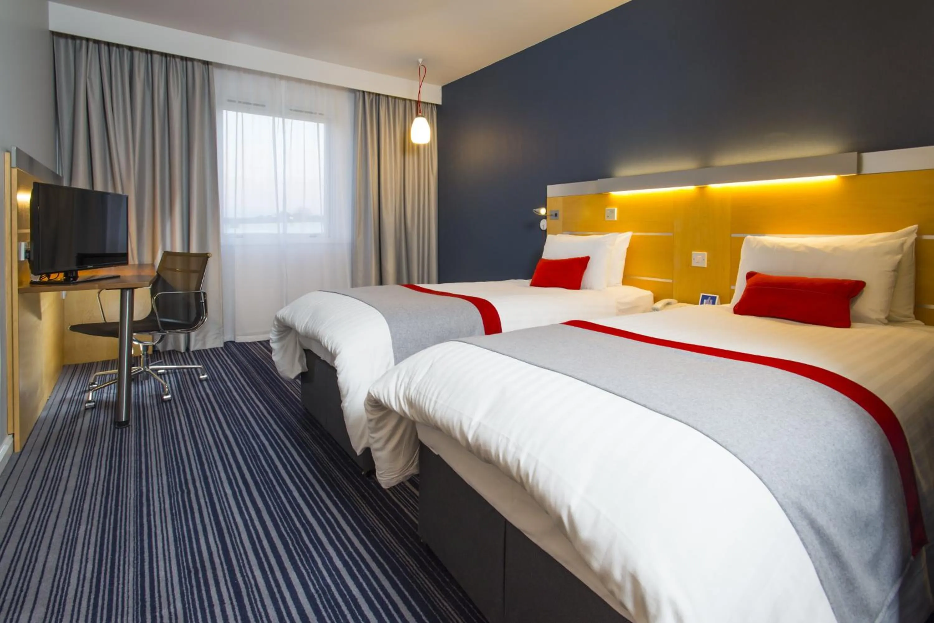 Photo of the whole room, Bed in Holiday Inn Express London - Epsom Downs by IHG