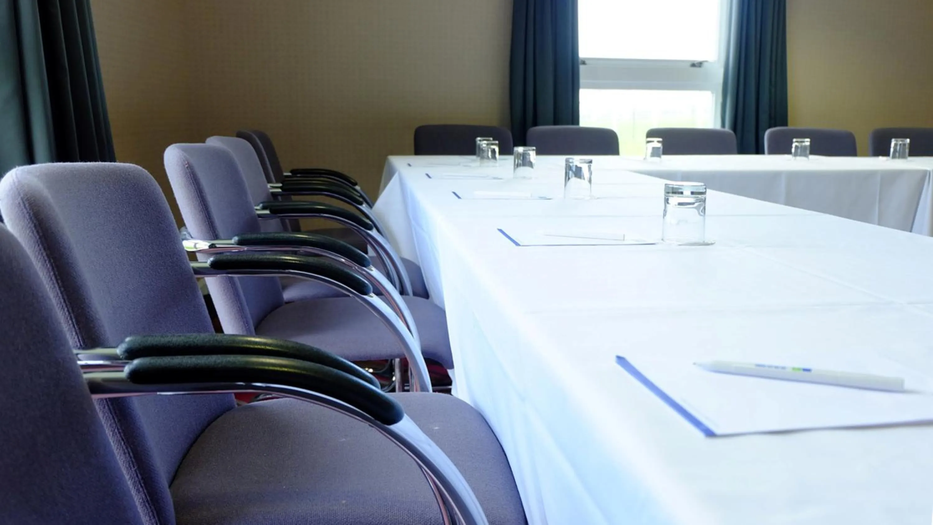 Meeting/conference room in Holiday Inn Express London - Epsom Downs by IHG