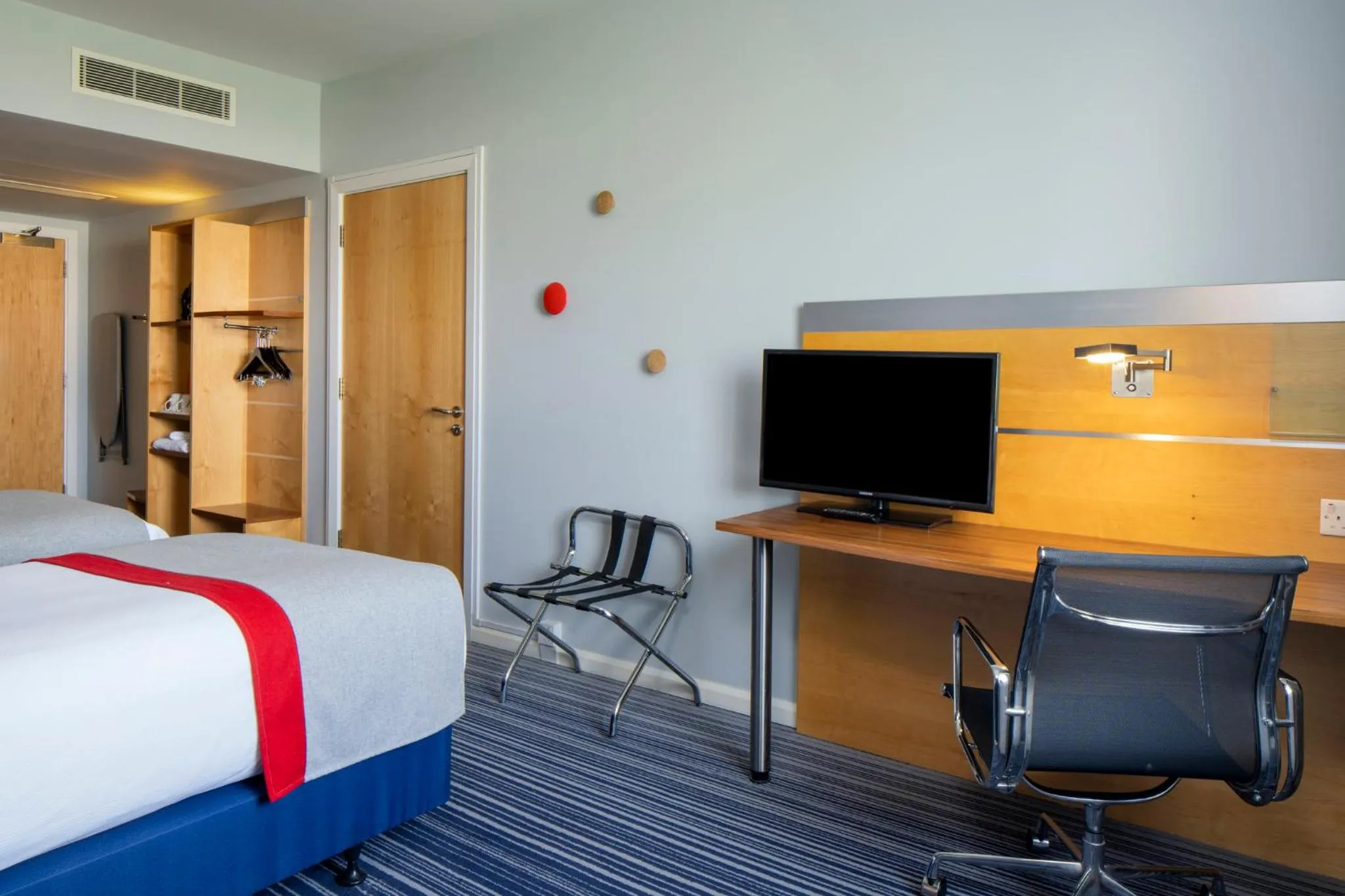 Photo of the whole room, Bed in Holiday Inn Express London - Epsom Downs by IHG