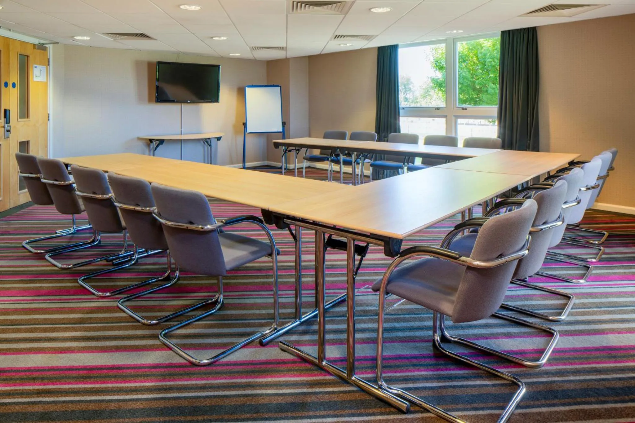 Meeting/conference room in Holiday Inn Express London - Epsom Downs by IHG