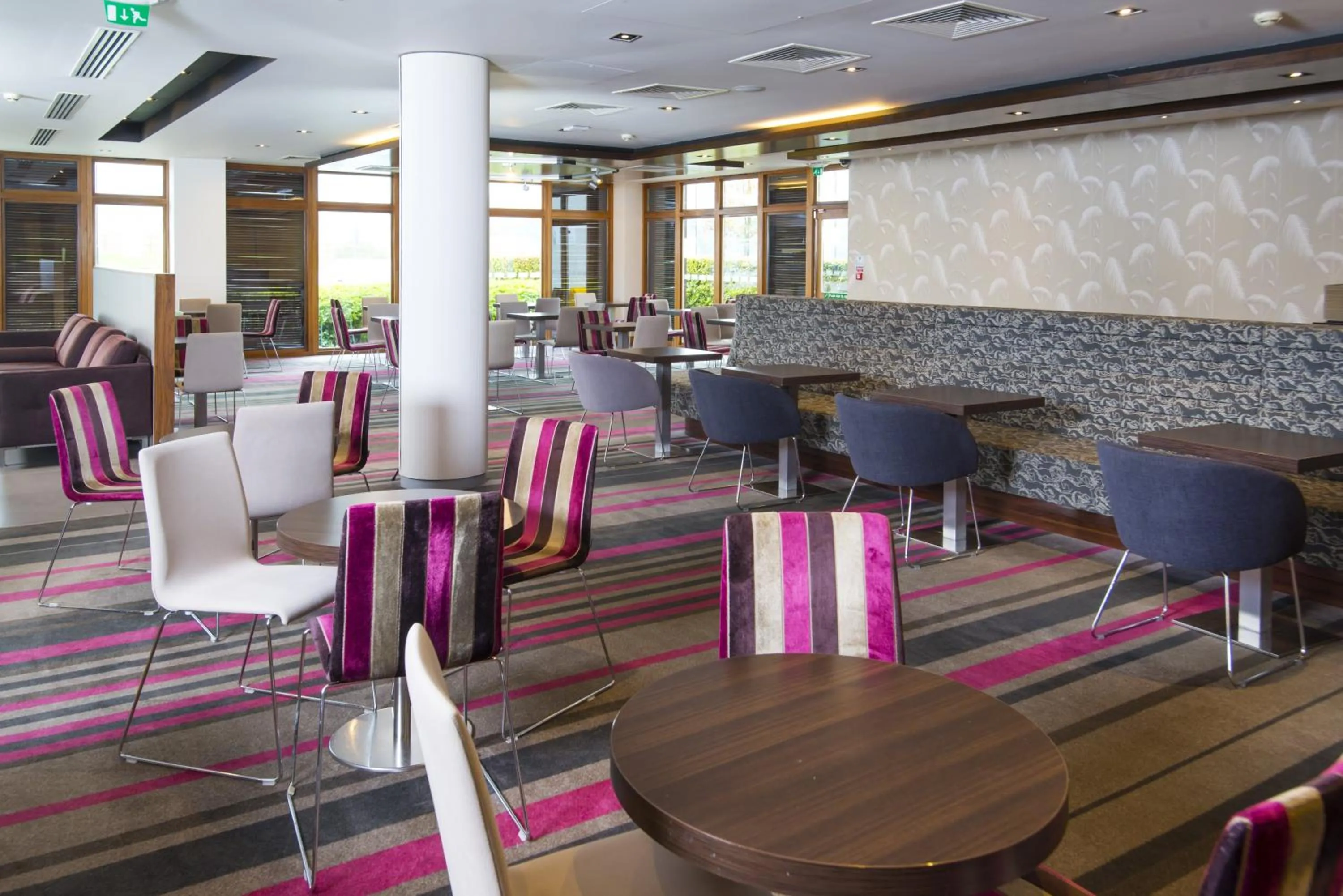 Restaurant/places to eat in Holiday Inn Express London - Epsom Downs by IHG