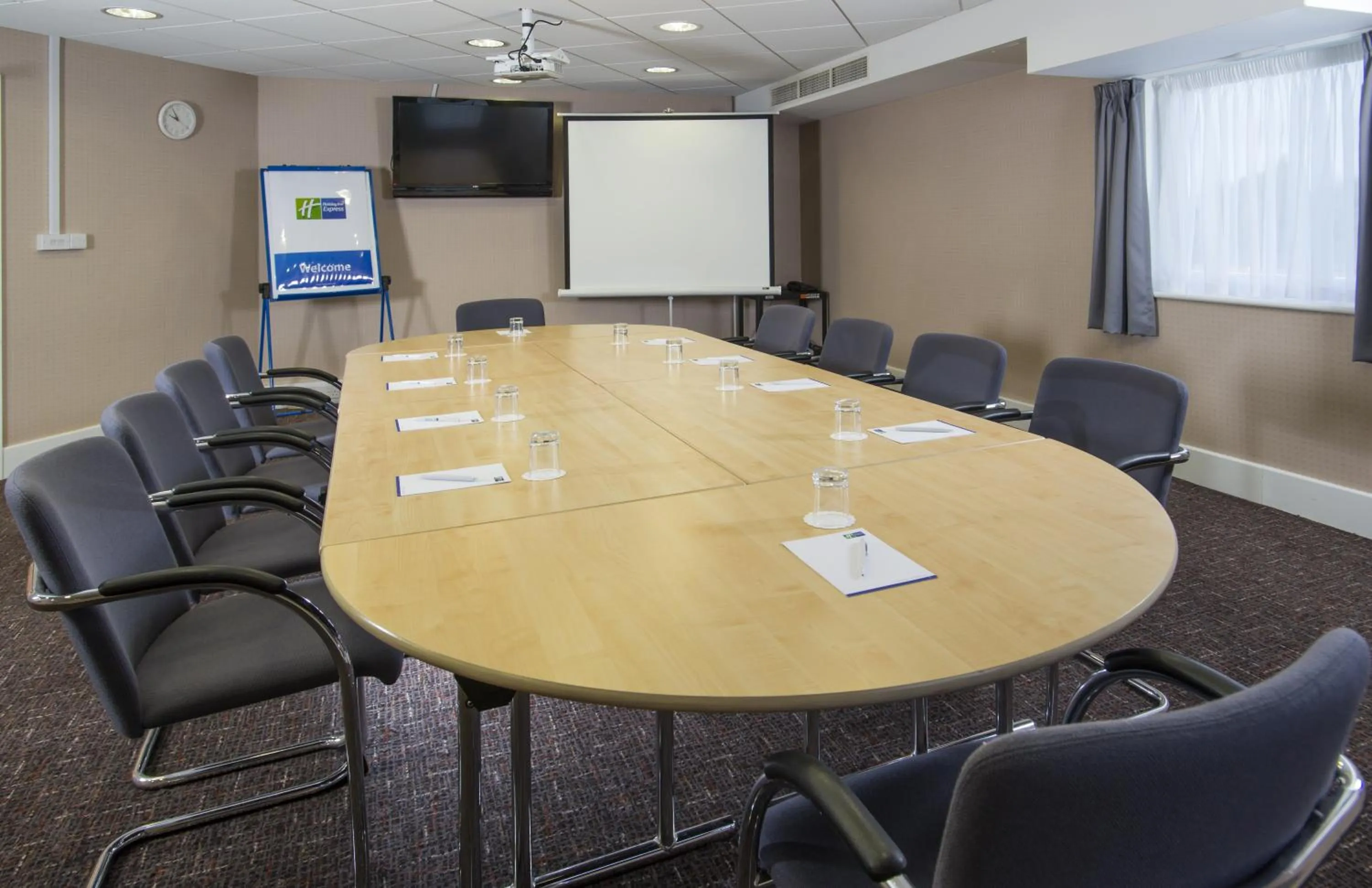 Meeting/conference room in Holiday Inn Express London - Epsom Downs by IHG